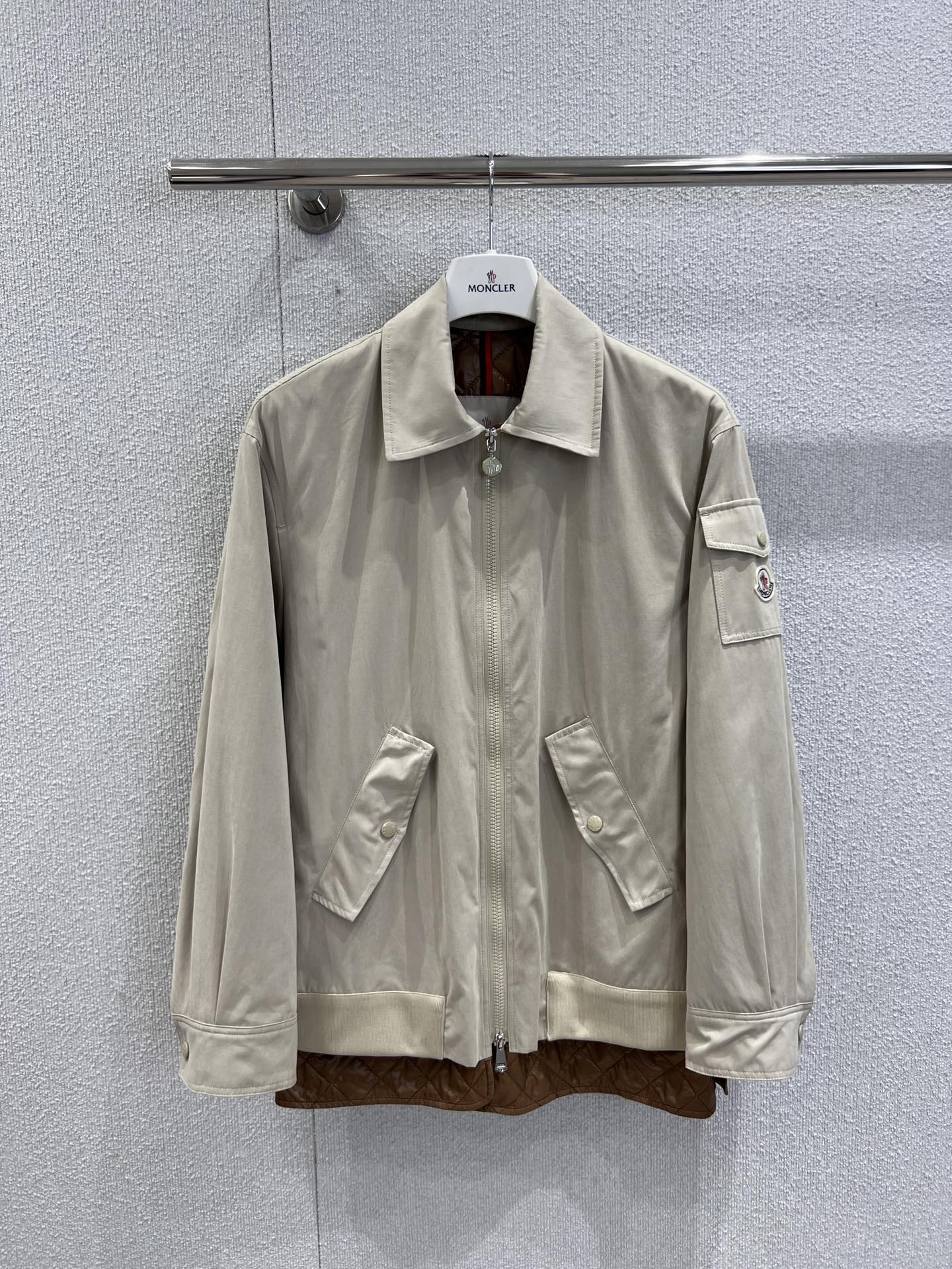 NO:564969,Support exchange Moncl*r 25Fw new autumn and winter Felci lapel light cotton fake two-piece short coat丨Exclusively developed by yb!  High quality production!  Made of light and breathable functional fabrics, it is suitable for wearing in many seasons from early autumn to late winter. The iconic armband on the left arm shows off the identity in a low-key manner. The metal zipper echoes the brand's triangle logo details. The light khaki main fabric and the brown quilted lining create a visual overlapping effect.  , The lapel design is neat and capable, and the quilting details extend from the placket to the hem. It can be worn alone to create a neat look, or it can be layered and compatible with inner layers. It has both practical wearability and fashion sense. Ready-made S/M/L real shot details,,jackets  & coats,alexander wang19860909支持换款 Moncl*r 25Fw秋冬新款 Felci翻领轻薄棉服假两件短外套丨独家yb开发！高版出品！选用轻薄透气的功能性面料,适配早秋到深冬的多季穿着,左臂标志性袖章低调彰显身份,金属拉链与品牌三角徽标细节呼应,浅卡其主面料与棕色绗缝内里形成视觉叠穿效果,翻领设计利落干练,绗缝细节从门襟延伸至下摆,既能单穿打造利落造型,又能叠穿兼容内搭层次,实穿性与时尚感兼备.现货发售S/M/L实拍细节图,,jackets & coats,alexander wang,Women's clothing