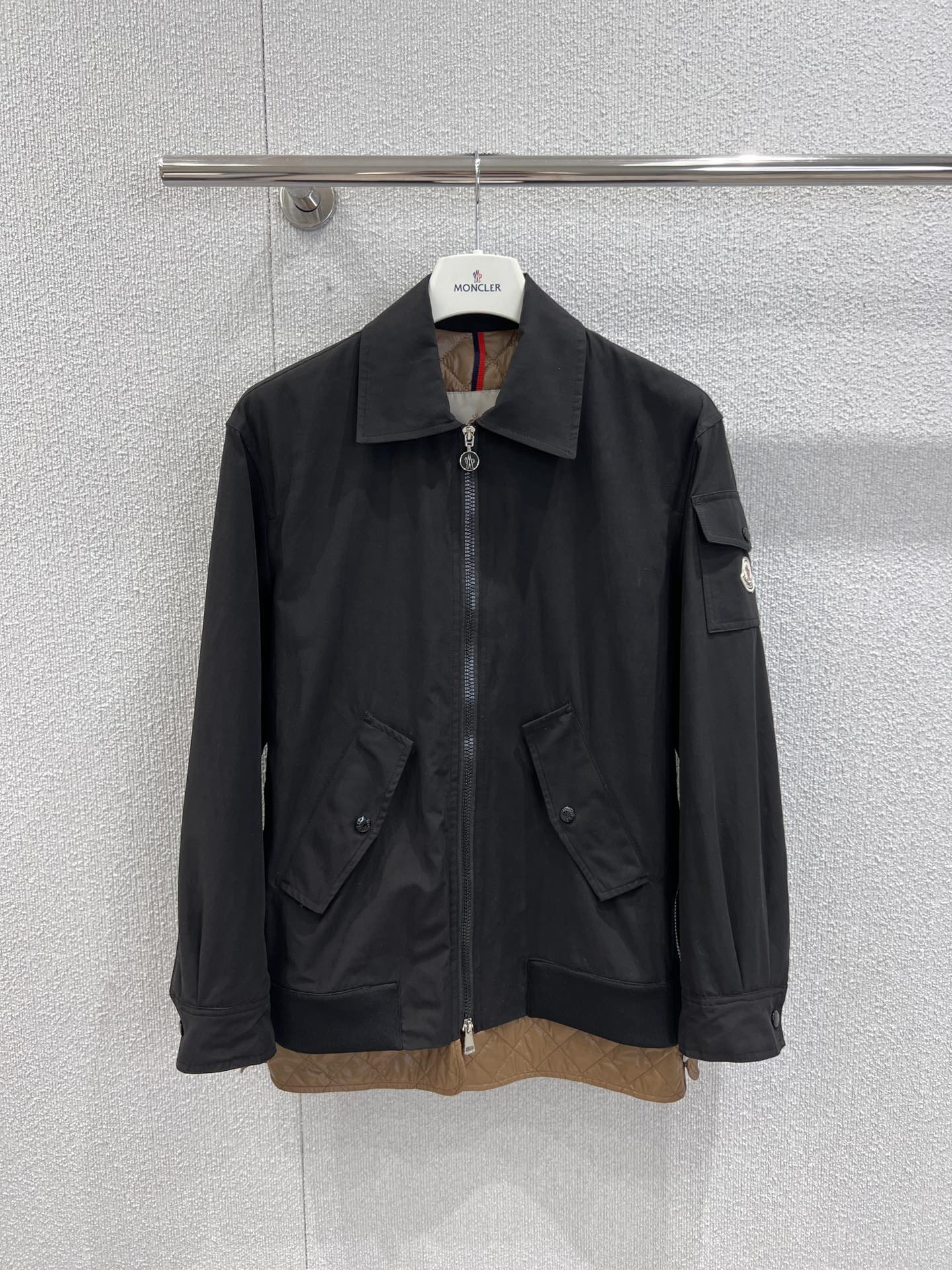 NO:564946,Support exchange Moncl*r 25Fw new autumn and winter Felci lapel light cotton fake two-piece short coat丨Exclusively developed by yb!  High quality production!  Made of light and breathable functional fabrics, it is suitable for wearing in many seasons from early autumn to late winter. The iconic armband on the left arm shows off the identity in a low-key manner. The metal zipper echoes the brand's triangle logo details. The light khaki main fabric and the brown quilted lining create a visual overlapping effect.  , The lapel design is neat and capable, and the quilting details extend from the placket to the hem. It can be worn alone to create a neat look, or it can be layered and compatible with inner layers. It has both practical wearability and fashion sense. Ready-made S/M/L real shot details,,jackets  & coats,alexander wang19860909支持换款 Moncl*r 25Fw秋冬新款 Felci翻领轻薄棉服假两件短外套丨独家yb开发！高版出品！选用轻薄透气的功能性面料,适配早秋到深冬的多季穿着,左臂标志性袖章低调彰显身份,金属拉链与品牌三角徽标细节呼应,浅卡其主面料与棕色绗缝内里形成视觉叠穿效果,翻领设计利落干练,绗缝细节从门襟延伸至下摆,既能单穿打造利落造型,又能叠穿兼容内搭层次,实穿性与时尚感兼备.现货发售S/M/L实拍细节图,,jackets & coats,alexander wang,Women's clothing