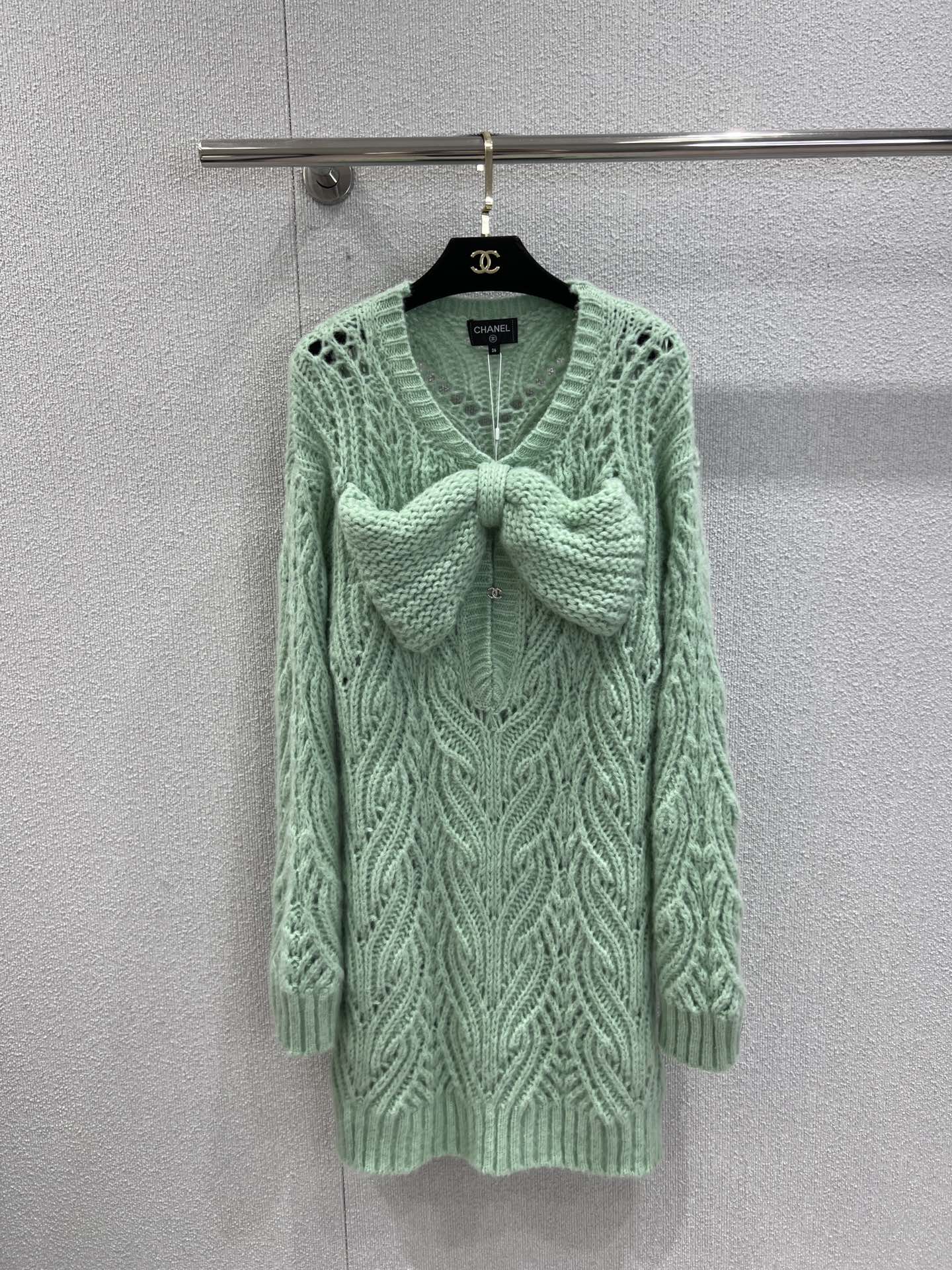 NO:564932,Support model exchange Chan*l 25K high-end handicraft workshop series new green big bow long-sleeved knitted sweater丨Exclusively developed by yb!  High quality production!  The whole body adopts heavy cable knitting technology. Mint green yarns interweave to create rich layered textures. The three-dimensional and full bow at the neckline is a poetic expression of feminine temperament. The handmade knitted texture makes every arc full of ingenuity. It is both retro and highly recognizable, and instantly becomes the visual center of the look. Loose ov  ersize silhouette, suitable for various body shapes, showing a laid-back and casual look; the slightly exposed design at the neckline cleverly incorporates a touch of sexiness into the sweetness, with just the right balance. Ready-made S/M/L real shot details, chanel, versace, sweaters, alexander  wang19860909支持换款 Chan*l 25K高级手工坊系列新款 绿色大蝴蝶结长袖针织毛衣丨独家yb开发！高版出品！全身采用重工绞花针织工艺,薄荷绿的纱线交织出富有层次的纹理,领口处立体饱满的大蝴蝶结,是对女性柔美气质的诗意表达,手工感针织肌理让每一处弧度都充满匠心,既复古又极具辨识度,瞬间成为造型的视觉中心.宽松的oversize廓形,适配各种身形,慵懒中透着随性；领口处的微露设计,在甜美中巧妙融入一丝小性感,平衡得恰到好处.现货发售S/M/L实拍细节图,,chanel,versace,sweaters,alexander wang,Women's clothing