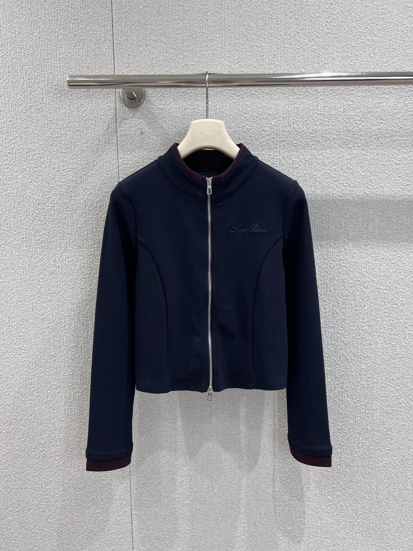 NO:566763,Supports exchange Loro Pia*a 25FW early autumn new style stand-up collar color-blocked zipper jacket + pants set丨Exclusive high-end version!  The brand's signature fine knitted fabric is chosen, which feels as soft and waxy as clouds, and is both breathable and drapey. The stand-up collar zipper design is neat and stylish, and the color matching details hide ingenuity - the contrasting edges on the cuffs and collar inject a sense of agility into the whole, breaking the dullness of solid colors. Calmly interpret the effortless sense of luxury!  Ready sale S/M/L real shot details,,loro piana,jackets & coats,alexander wang19860909支持换款 Loro Pia*a 25FW早秋新款 立领拼色拉链外套+裤子套装丨独家高版出品！选用品牌标志性的细腻针织面料,触感软糯如云,兼具透气与垂坠感.立领拉链设计利落有型,拼色细节暗藏巧思——袖口、领口的撞色镶边,为整体注入灵动感,打破纯色的沉闷.从容演绎毫不费力的高级感！现货发售S/M/L实拍细节图,,loro piana,jackets & coats,alexander wang,Women's clothing