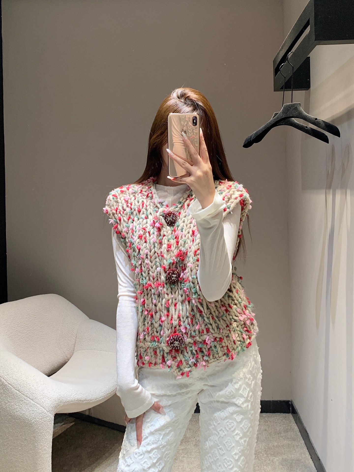 NO:564931,Chan*l 25Fw new autumn and winter retro thick-needle three-button vest | Exclusive high-end version!  It is based on a beige tone, mixed with colorful yarns such as crimson, soft pink, light green, etc., and woven with thick needles with a full hand-feel. Three three-dimensional buttons studded with rhinestones and brand logos are embellished on the front like jewelry. It is not only a functional design, but also the finishing touch of luxury aesthetics!  Available in stock S/M/L,,chanel,alexander wang19860909Chan*l 25Fw秋冬新款 复古粗针三粒扣背心马甲丨独家高版出品！以米调为底,糅合绯红、柔粉、浅绿等斑斓纱线,通过手工感十足的粗针编织,三颗缀满水钻与品牌标识的立体纽扣,如珠宝般点缀于前襟,既是功能性设计,更是奢华美学的点睛之笔！现货发售S/M/L,,chanel,alexander wang,Women's clothing