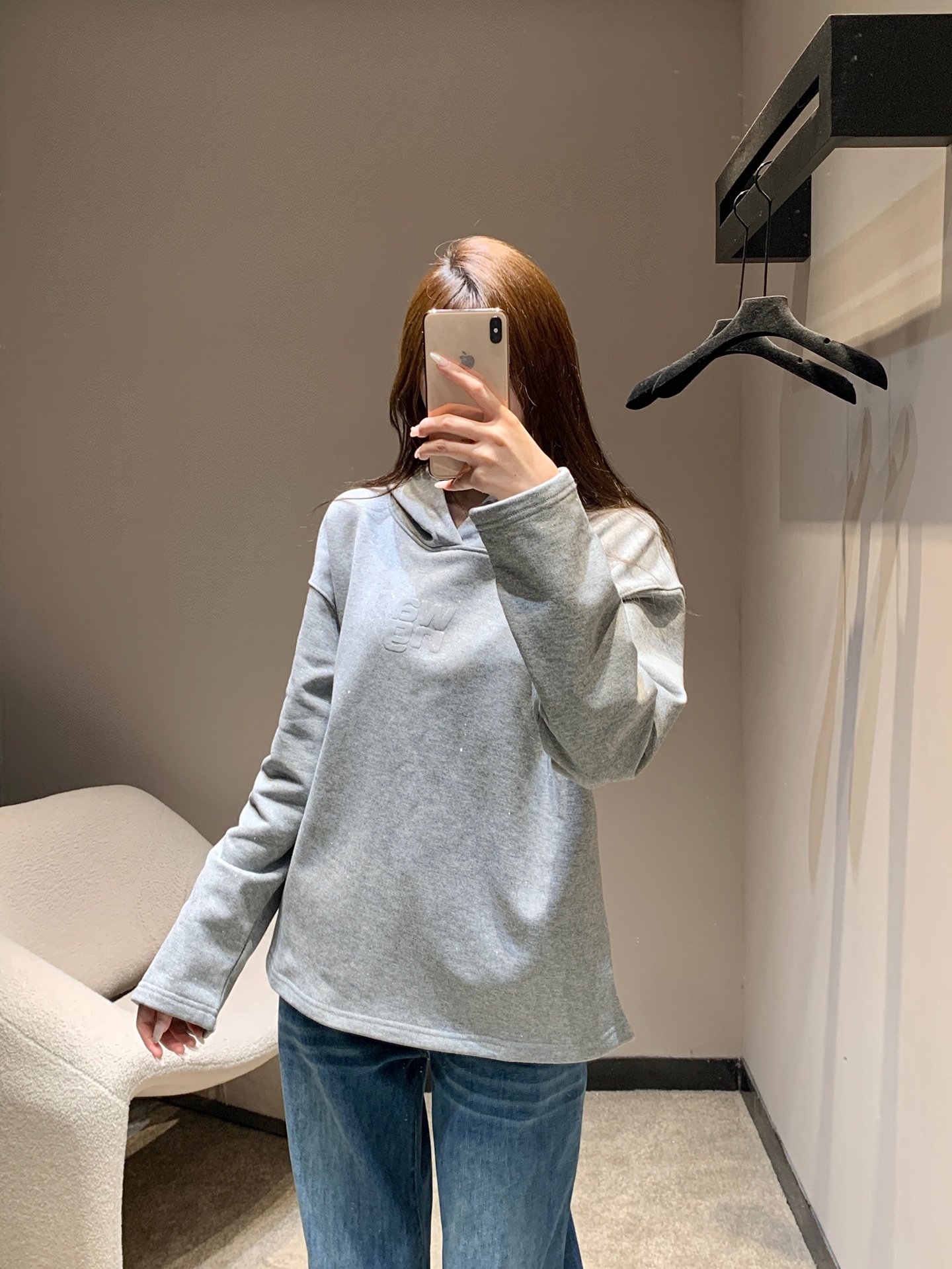 NO:564919,Alexan*er Wang 25FW new autumn and winter gray letter embossed hooded sweatshirt | Exclusive high-end version!  Made of skin-friendly and soft sweatshirt fabric, classic hooded tailoring, gray tones are high-end and versatile, and the three-dimensional letter embossing design on the chest is low-key but highly recognizable. The loose version is friendly to all body types. It can show a casual and uninhibited fashion attitude when worn alone or layered. Ready for sale S/M/L,, hoodie, sweatshirts, hats, alexander wang19860909Alexan*er Wang 25FW秋冬新款 灰色字母压印连帽卫衣丨独家高版出品！选用亲肤软糯的卫衣面料,经典连帽剪裁,灰色调高级百搭,胸前立体字母压印设计,低调却极具辨识度,宽松版型对各种身材友好,单穿叠搭都能展现出随性不羁的时尚态度.现货发售S/M/L,,hoodie,sweatshirts,hats,alexander wang,Women's clothing