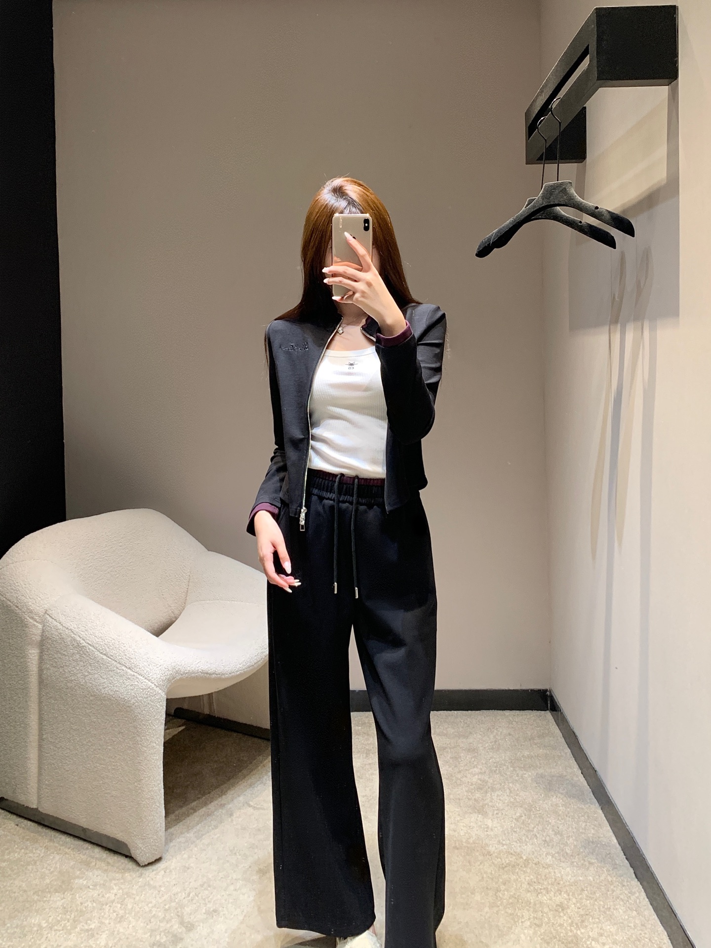 NO:566775,Loro Pia*a 25FW early autumn new style stand-up collar color-blocked zipper jacket + pants suit丨Exclusive high-end version!  The brand's signature fine knitted fabric is used, which feels as soft and waxy as clouds, and is both breathable and drapey. The stand-up collar zipper design is neat and stylish, and the color matching details hide ingenuity - the contrasting edges on the cuffs and collar inject a sense of agility into the whole and break the dullness of solid colors. Calmly interpret the effortless sense of luxury!  Available now S/M/L,,loro piana,jackets & coats,alexander wang19860909Loro Pia*a 25FW早秋新款 立领拼色拉链外套+裤子套装丨独家高版出品！选用品牌标志性的细腻针织面料,触感软糯如云,兼具透气与垂坠感.立领拉链设计利落有型,拼色细节暗藏巧思——袖口、领口的撞色镶边,为整体注入灵动感,打破纯色的沉闷.从容演绎毫不费力的高级感！现货发售S/M/L,,loro piana,jackets & coats,alexander wang,Women's clothing