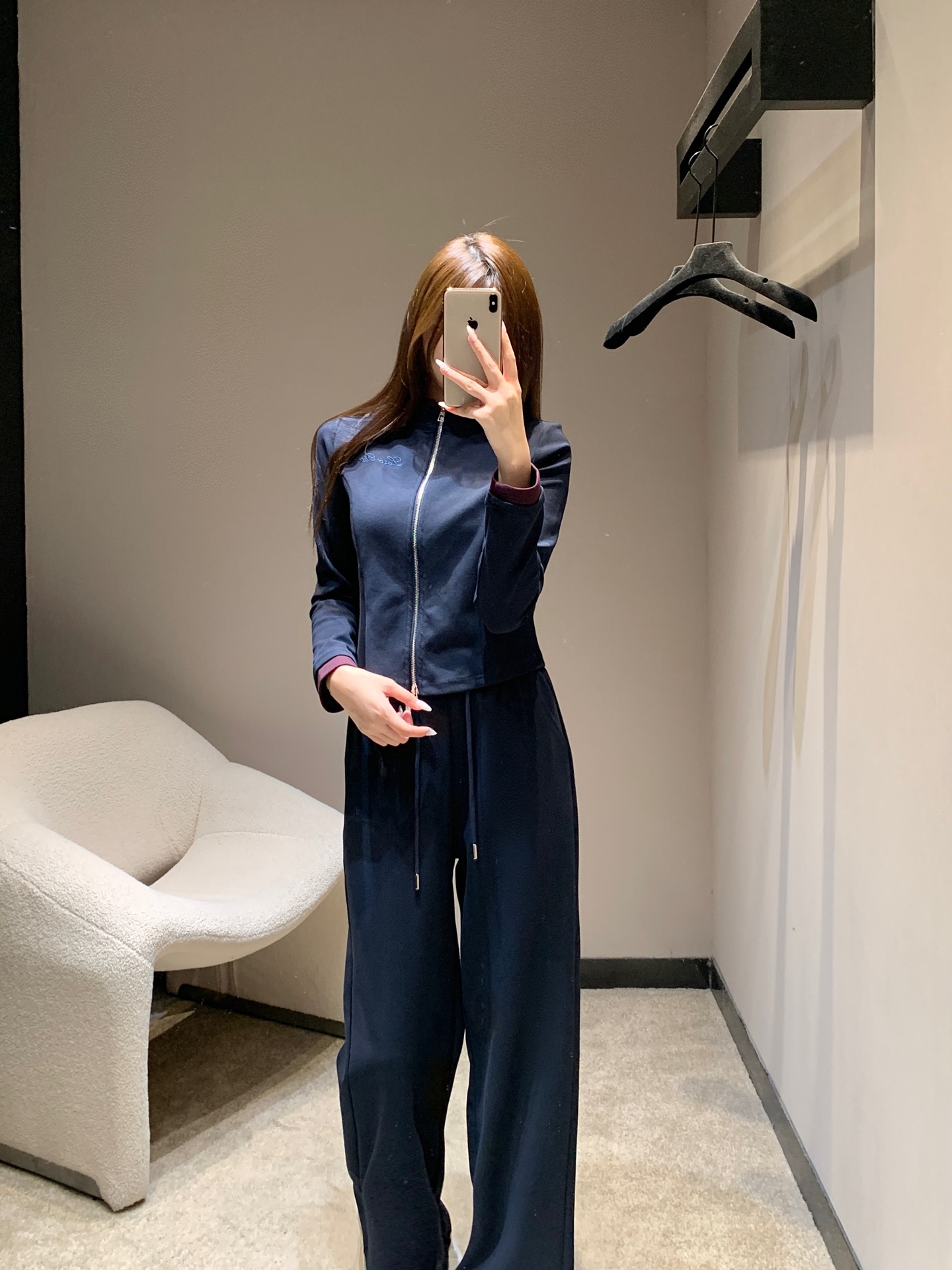 NO:566767,Loro Pia*a 25FW early autumn new style stand-up collar color-blocked zipper jacket + pants suit丨Exclusive high-end version!  The brand's signature fine knitted fabric is chosen, which feels as soft and waxy as clouds, and is both breathable and drapey. The stand-up collar zipper design is neat and stylish, and the color matching details hide ingenuity - the contrasting edges on the cuffs and collar inject a sense of agility into the whole, breaking the dullness of solid colors. Calmly interpret the effortless sense of luxury!  Available now S/M/L,,loro piana,jackets & coats,alexander wang19860909Loro Pia*a 25FW早秋新款 立领拼色拉链外套+裤子套装丨独家高版出品！选用品牌标志性的细腻针织面料,触感软糯如云,兼具透气与垂坠感.立领拉链设计利落有型,拼色细节暗藏巧思——袖口、领口的撞色镶边,为整体注入灵动感,打破纯色的沉闷.从容演绎毫不费力的高级感！现货发售S/M/L,,loro piana,jackets & coats,alexander wang,Women's clothing