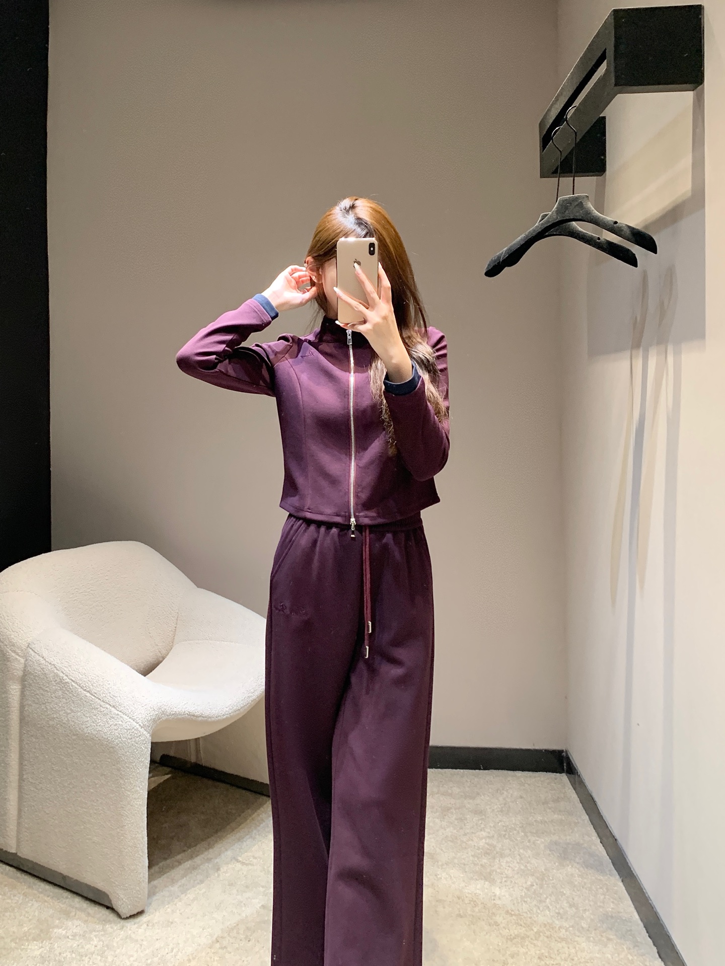 NO:566761,Loro Pia*a 25FW early autumn new style stand-up collar color-blocked zipper jacket + pants suit丨Exclusive high-end version!  The brand's signature fine knitted fabric is used, which feels as soft and waxy as clouds, and is both breathable and drapey. The stand-up collar zipper design is neat and stylish, and the color matching details hide ingenuity - the contrasting edges on the cuffs and collar inject a sense of agility into the whole and break the dullness of solid colors. Calmly interpret the effortless sense of luxury!  Available now S/M/L,,loro piana,jackets & coats,alexander wang19860909Loro Pia*a 25FW早秋新款 立领拼色拉链外套+裤子套装丨独家高版出品！选用品牌标志性的细腻针织面料,触感软糯如云,兼具透气与垂坠感.立领拉链设计利落有型,拼色细节暗藏巧思——袖口、领口的撞色镶边,为整体注入灵动感,打破纯色的沉闷.从容演绎毫不费力的高级感！现货发售S/M/L,,loro piana,jackets & coats,alexander wang,Women's clothing