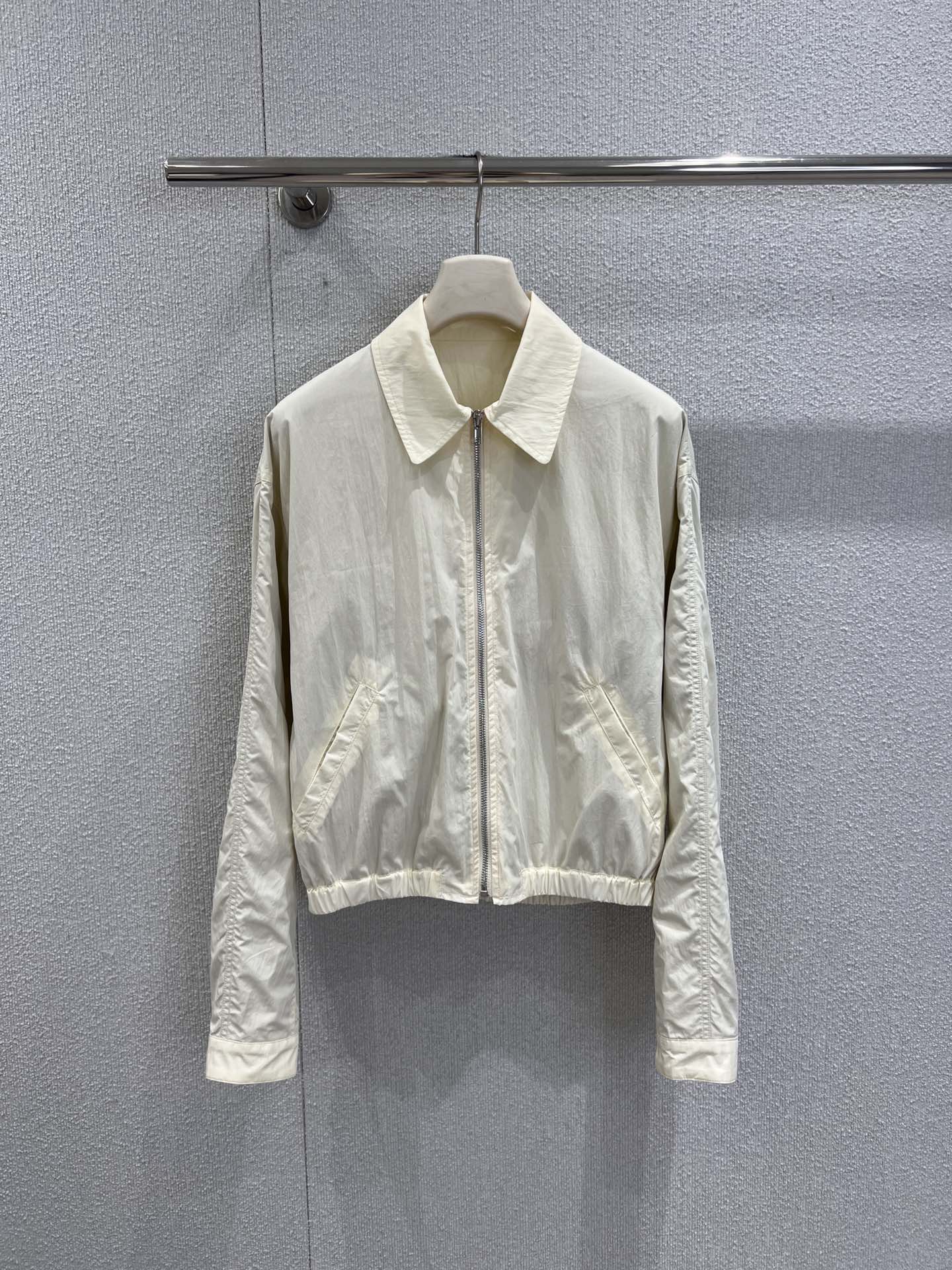 NO:564935,Supports exchange of Lema*re 25Fw early autumn new style classic cool intellectual style jacket丨exclusively developed by yb!  High quality production!  The loose dropped shoulders and long-sleeved design create a casual but stylish sense of relaxation, just like the calmness and alienation of intellectuals. Pair it with a dark brown turtleneck and this jacket, and then pair it with overalls of the same color and a retro brown satchel. From the color level to the style, it perfectly interprets the essence of the cool intellectual style - restrained elegance and rational romance. Actual details of S/M/L ready for sale, satchels, jackets  & coats,jackets & coats,alexander wang19860909支持换款 Lema*re 25Fw早秋新款 经典清冷知识分子风格夹克外套丨独家yb开发！高版出品！宽松的落肩与长袖设计,营造出随性却不失格调的松弛感,恰如知识分子骨子里的从容与疏离.内搭深棕高领衫,外搭这款夹克,再配搭同色系工装裤与复古棕调挎包,从色彩层次到风格调性,都完美诠释了清冷知识分子风的精髓——克制的优雅、理性的浪漫.现货发售S/M/L实拍细节图,,satchels,jackets & coats,jackets & coats,alexander wang,Women's clothing