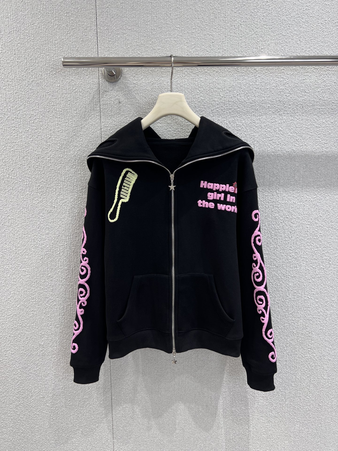 NO:564951,Support exchange of Ashley Wil*iams 25Fw new autumn and winter cat print hooded jacket丨Exclusive high-end version!  The highly recognizable full-wrap hood design has a mysterious atmosphere with cutout details on the eyes. The zipper runs through the body of the hood and the print of two white cats tied with red ribbons on the back breaks the dullness of the black jacket with a retro feel. It is made of heavy cotton-feel fabric, which is crisp and stylish yet still stylish.  Comfortable, loose oversize silhouette is friendly to all body shapes, and the dropped shoulder design enhances the sense of street laziness. It can be worn layered or worn alone to create a layered look. Ready-made S/M/L real shot details, versace, jackets  & coats,hats,alexander wang19860909支持换款 Ashley Wil*iams 25Fw秋冬新款 猫咪印花连帽外套丨独家高版出品！极具辨识度的全包裹式连帽设计,眼部镂空细节充满神秘氛围感,拉链贯穿帽身,后背两只系着红丝带的白色猫咪印花,以复古感视觉打破黑色外套的沉闷,选用重磅棉感面料,挺括有型却不失舒适,宽松oversize廓形对各种身形友好,落肩设计强化街头慵懒感,日常叠穿或单穿都能打造出层次丰富的造型.现货发售S/M/L实拍细节图,,versace,jackets & coats,hats,alexander wang,Women's clothing