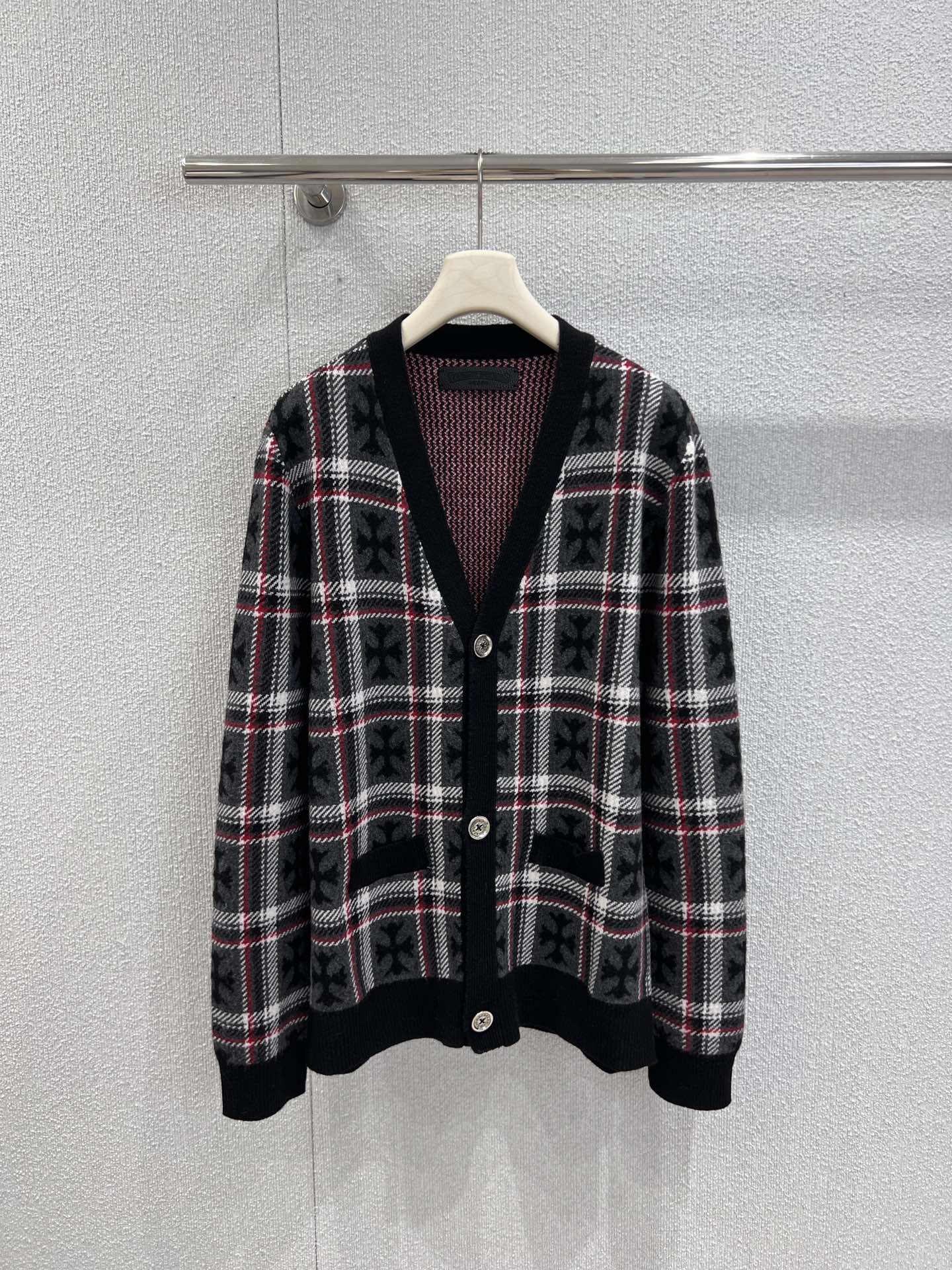 NO:564940,Supports exchange Chr*me Hearts 25Fw early autumn new cross plaid knitted cashmere cardigan丨Exclusive high-end version!  The same style for men and women. It is made of high-quality cashmere blended fabrics. The knitting process is fine and solid. It feels as soft as a cloud but has a crisp silhouette. The classic cross pattern of Croix heart is hidden in the plaid texture. The classic V-neck design extends the neck line. Metal buttons are embellished throughout. Each one is like  Trendy badge; the loose oversize silhouette is suitable for multiple styles, the patch pockets on both sides are practical and stylish, and the contrasting black edges enhance the layering, giving the overall design an unruly retro look. Ready-made S/M/L real shot details, versace, chrome  hearts,alexander wang19860909支持换款 Chr*me Hearts 25Fw早秋新款 十字架格纹针织羊绒开衫丨独家高版出品！男女同款,精选高品质羊绒混纺面料,针织工艺细腻扎实,触感柔软如云朵却自带挺括廓形,格纹肌理中暗藏克罗心经典十字架暗纹,经典V领设计延伸颈部线条,金属质感纽扣点缀其间,每一颗都似潮流徽章；宽松oversize廓形适配多元风格,两侧贴袋实用又具造型感,黑边撞色强化层次,让整体设计在复古中透着不羁.现货发售S/M/L实拍细节图,,versace,chrome hearts,alexander wang,Women's clothing