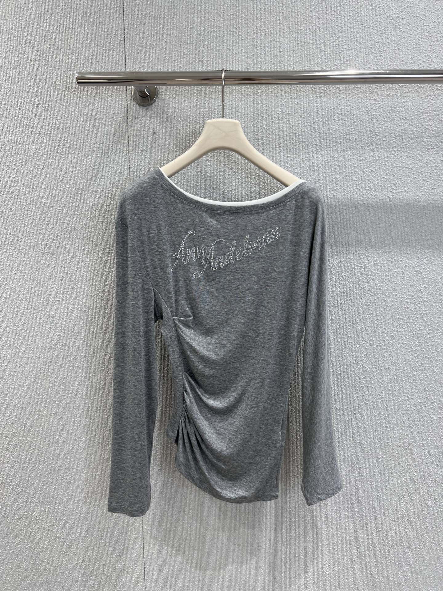 NO:564959,Support exchange ANN ANDEL*AN 25Fw early autumn new style letter hot diamond oblique shoulder basic casual long-sleeved T-shirt丨Exclusively developed by yb!  High quality production!  It is made of skin-friendly, soft and waxy high-count cotton fabric, which is comfortable, breathable and suitable for the early autumn climate; the letters on the chest are presented with exquisite hot diamonds, which blingbling under the refraction of light, and the side pleat waist design cleverly modifies the body shape. The ratio of loose and slim is just right. It can be worn alone to highlight the figure, but can also be layered to create layers and practical wearability. Ready-made S/M/L real shot details, tees, t-shirt, alexander wang19860909支持换款 ANN ANDEL*AN 25Fw早秋新款 字母烫钻斜肩基础休闲长袖T恤丨独家yb开发！高版出品！选用亲肤软糯的高支棉面料,舒适透气适配早秋气候；胸前字母以精致烫钻呈现,光线折射下blingbling闪烁,侧面褶皱收腰设计巧妙修饰身形,宽松与修身的比例拿捏得恰到好处,既能单穿凸显身材,又能叠穿打造层次,实穿性拉满.现货发售S/M/L实拍细节图,,tees，t-shirt,alexander wang,Women's clothing
