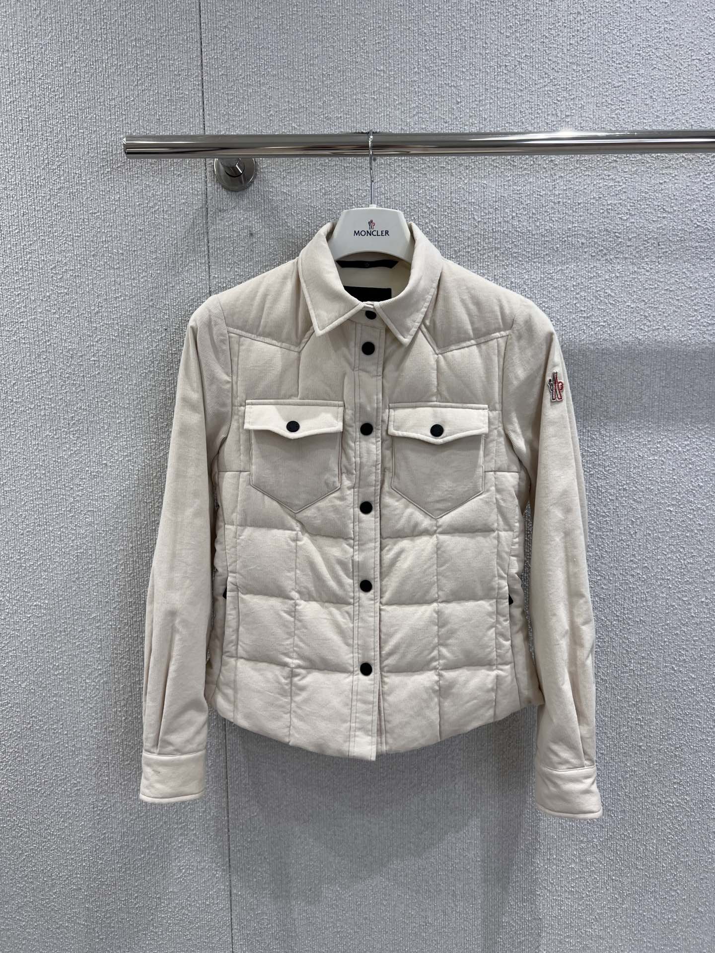 NO:566732,Comes with dust bag Mon*ler 25 new autumn and winter shirt-style corduroy down jacket丨Exclusively developed by yb!  High quality production!  The corduroy fabric has a retro texture, and it collides with the fluffy down to create a wonderful spark that not only retains the gentle texture of corduroy, but also uses down filling to upgrade the warmth. Classic elements such as shirt-style lapels, metal buttons, and three-dimensional pockets, and the brand logo on the sleeves and arms low-key highlight the identity. The neat tailoring outlines the waistline and is layered with sweaters or sweatshirts. It is a lazy daily life for French girls. Ready-made S/M/L real shot details, hoodie, sweatshirts, jackets  & coats,sweaters,shirts,down jacket,alexander wang19860909配防尘袋 Mon*ler 25秋冬新款 衬衫式灯芯绒羽绒服外套丨独家yb开发！高版出品！灯芯绒面料自带复古肌理,与蓬松羽绒碰撞出奇妙火花既保留灯芯绒的温柔质感,又借由羽绒填充实现保暖升级.衬衣式翻领、金属纽扣、立体口袋等经典元素,袖臂处的品牌徽标低调彰显身份,利落剪裁勾勒腰线,叠穿毛衣或卫衣,是法式女孩的慵懒日常.现货发售S/M/L实拍细节图,,hoodie,sweatshirts,jackets & coats,sweaters,shirts,down jacket,alexander wang,Women's clothing