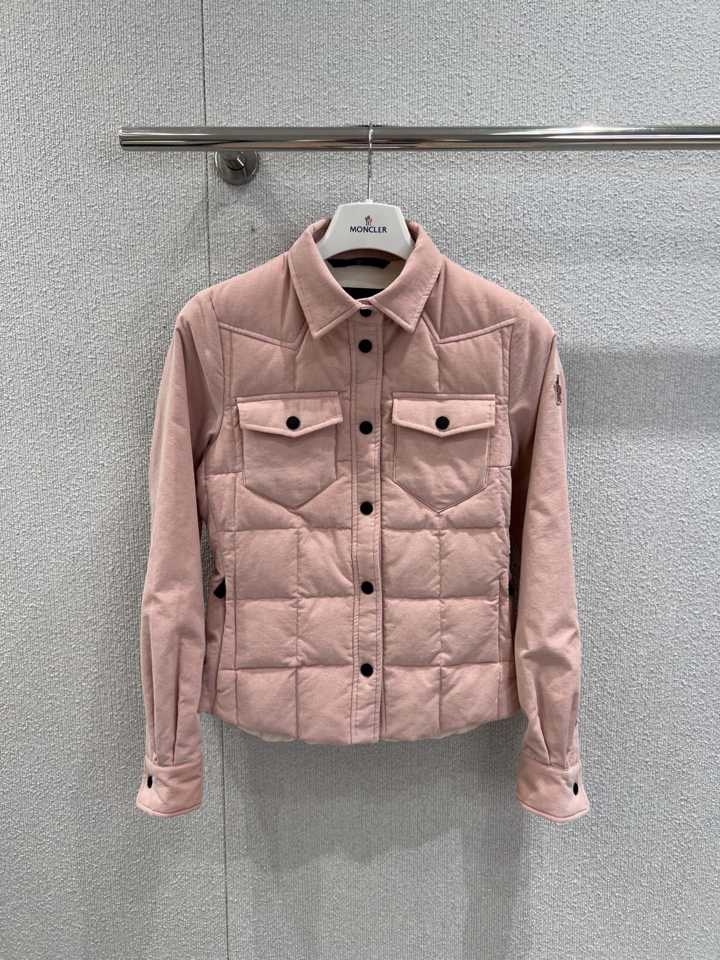 NO:566741,Comes with dust bag Mon*ler 25 new autumn and winter shirt-style corduroy down jacket丨Exclusively developed by yb!  High quality production!  The corduroy fabric has a retro texture, and it collides with the fluffy down to create a wonderful spark that not only retains the gentle texture of corduroy, but also uses down filling to upgrade the warmth. Classic elements such as shirt-style lapels, metal buttons, and three-dimensional pockets, and the brand logo on the sleeves and arms low-key highlight the identity. The neat tailoring outlines the waistline and is layered with sweaters or sweatshirts. It is a lazy daily life for French girls. Ready-made S/M/L real shot details, hoodie, sweatshirts, jackets  & coats,sweaters,shirts,down jacket,alexander wang19860909配防尘袋 Mon*ler 25秋冬新款 衬衫式灯芯绒羽绒服外套丨独家yb开发！高版出品！灯芯绒面料自带复古肌理,与蓬松羽绒碰撞出奇妙火花既保留灯芯绒的温柔质感,又借由羽绒填充实现保暖升级.衬衣式翻领、金属纽扣、立体口袋等经典元素,袖臂处的品牌徽标低调彰显身份,利落剪裁勾勒腰线,叠穿毛衣或卫衣,是法式女孩的慵懒日常.现货发售S/M/L实拍细节图,,hoodie,sweatshirts,jackets & coats,sweaters,shirts,down jacket,alexander wang,Women's clothing