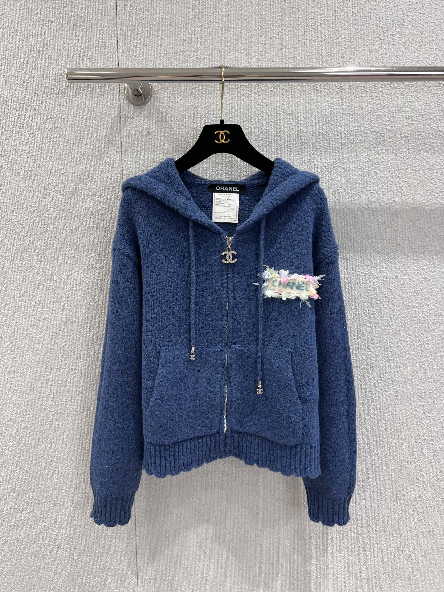 NO:565801,Supports exchange of Chanel 25Fw new autumn and winter micro-strip drawstring hooded knitted cardigan jacket丨Exclusive high-end version!  Selected skin-friendly knitted fabrics, soft and fluffy but stylish. The body is embellished with old-style brand emblems. The raw edge design has a retro and old feel. The hooded version combines warmth and style. The drawstring details echo the brand's metal double-C zipper puller. From the hood rope to the placket, the brand recognition runs throughout, revealing a luxurious style in leisure. Ready-made S/M/L real shot details, chanel, jackets & coats, hats, alexander wang19860909支持换款 Chanel 25Fw秋冬新款 微章抽绳连帽针织开衫外套丨独家高版出品！精选亲肤针织面料,软糯蓬松却有型,衣身点缀做旧风格的品牌徽章,边缘毛边设计自带复古做旧感,连帽版型兼顾保暖与造型感,抽绳细节呼应品牌金属双C拉链头,从帽绳到衣襟,品牌辨识度贯穿始终,休闲中透着奢华格调.现货发售S/M/L实拍细节图,,chanel,jackets & coats,hats,alexander wang,Women's clothing