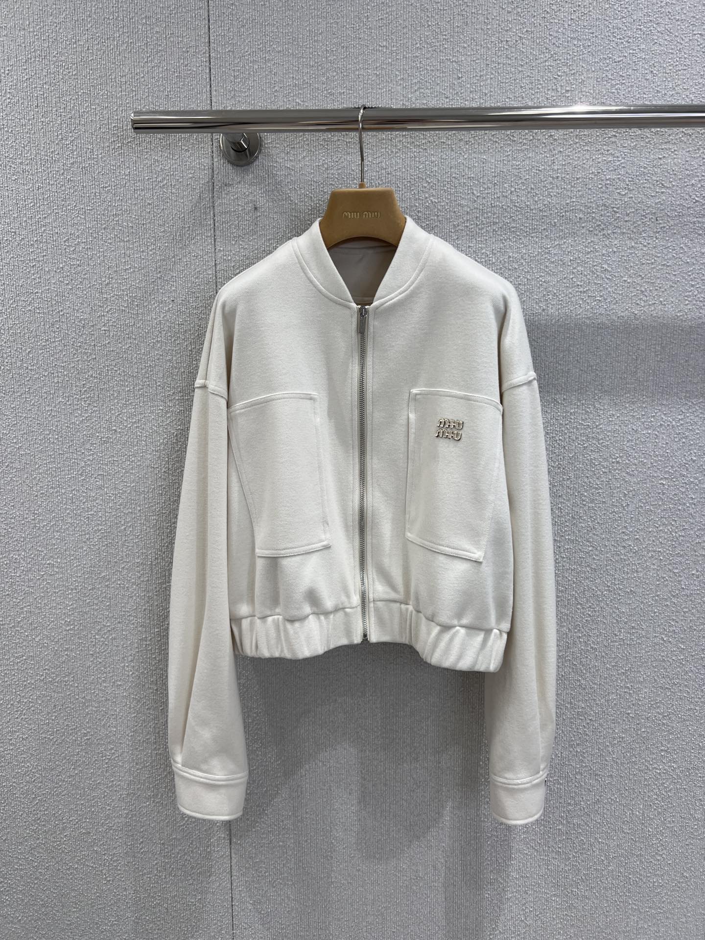 NO:566748,Support exchange MiuMi* 25Fw early autumn new style letter patch embroidered sports style short jacket + wide-leg pants suit丨Exclusive high-end version!  It has a sense of autumn atmosphere. The short jacket is layered with white inner layer and has clear layers. The wide-leg pants are lazily draped. Paired with straw shoes, you can instantly switch to the French retro style. It is the 'atmosphere responsibility' of early autumn wear and it is also the secret weapon for fashionistas to play with style. Ready-made S/M/L real shot details,, miumiu, espadrilles, jackets & coats, alexander wang19860909支持换款 MiuMi* 25Fw早秋新款 字母贴布绣运动风短款外套+阔腿裤套装丨独家高版出品！自带秋日氛围感,短外套叠穿白内搭层次分明,阔腿裤慵懒垂坠,搭配草编鞋瞬间切换法式复古风,是早秋穿搭的“氛围担当”,更是时髦精们玩转风格的秘密武器.现货发售S/M/L实拍细节图,,miumiu,espadrilles,jackets & coats,alexander wang,Women's clothing