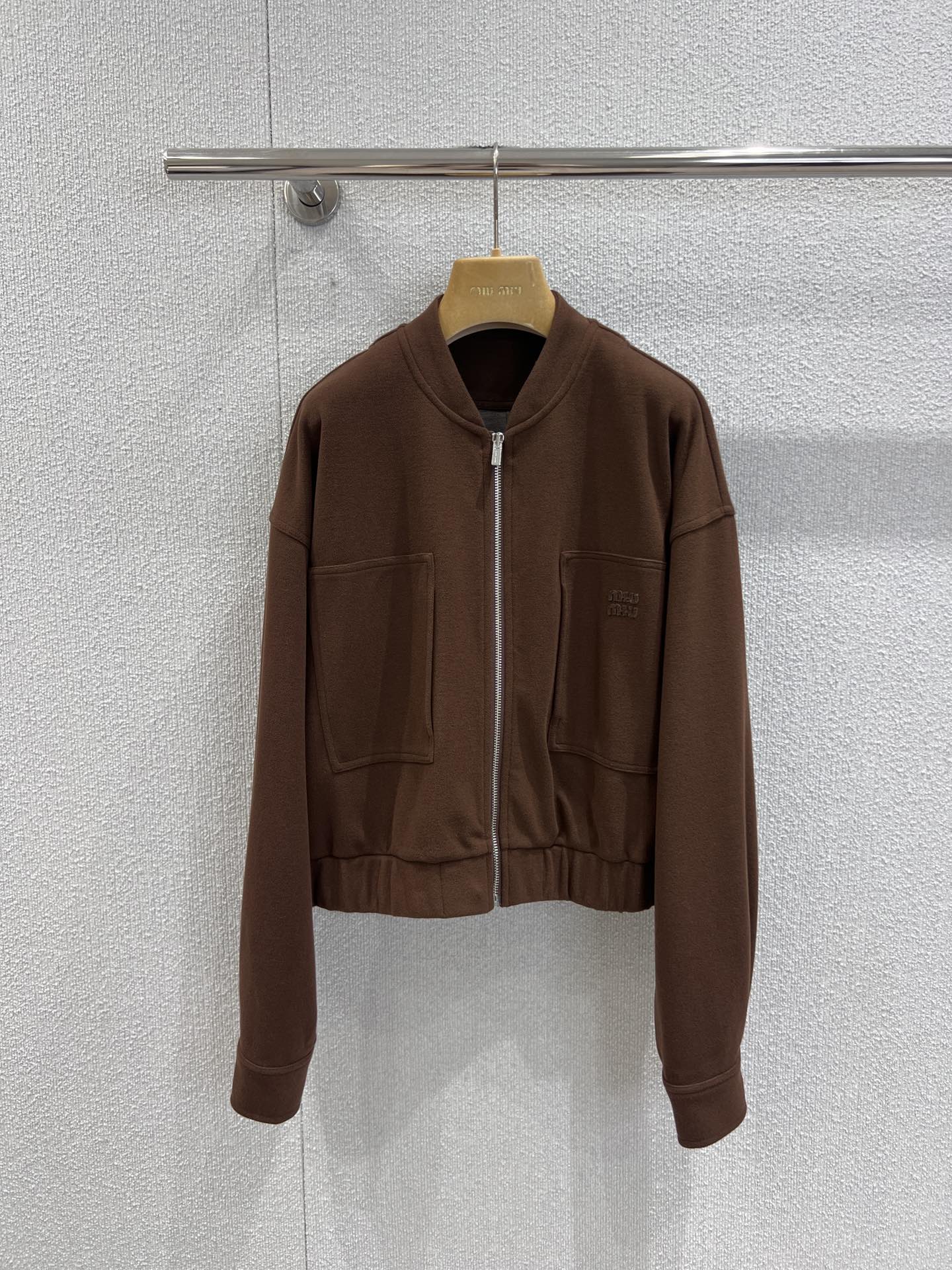 NO:566738,Support exchange MiuMi* 25Fw early autumn new style letter patch embroidered sports style short jacket + wide-leg pants suit丨Exclusive high-end version!  It has a sense of autumn atmosphere. The short jacket is layered with white inner layer and has clear layers. The wide-leg pants are lazily draped. Paired with straw shoes, you can instantly switch to the French retro style. It is the 'atmosphere responsibility' of early autumn wear and it is also the secret weapon for fashionistas to play with style. Ready-made S/M/L real shot details,, miumiu, espadrilles, jackets & coats, alexander wang19860909支持换款 MiuMi* 25Fw早秋新款 字母贴布绣运动风短款外套+阔腿裤套装丨独家高版出品！自带秋日氛围感,短外套叠穿白内搭层次分明,阔腿裤慵懒垂坠,搭配草编鞋瞬间切换法式复古风,是早秋穿搭的“氛围担当”,更是时髦精们玩转风格的秘密武器.现货发售S/M/L实拍细节图,,miumiu,espadrilles,jackets & coats,alexander wang,Women's clothing