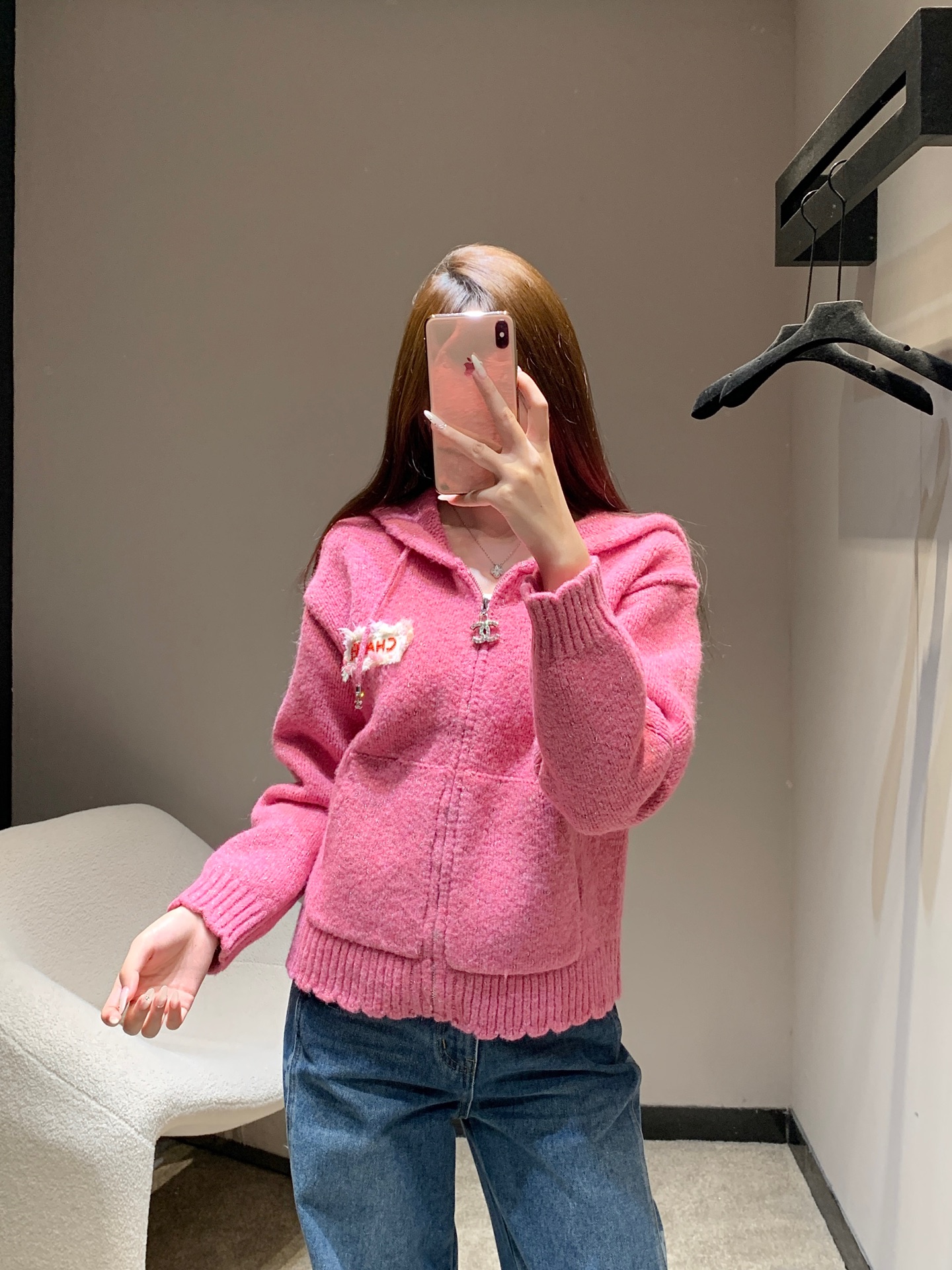 NO:565797,Chanel 25Fw new autumn and winter micro-strip drawstring hooded knitted cardigan jacket丨Exclusive high-end version!  Selected skin-friendly knitted fabrics, soft and fluffy but stylish. The body is embellished with old-style brand emblems. The raw edge design has a retro and old feel. The hooded version combines warmth and style. The drawstring details echo the brand's metal double C zipper puller. From the hood rope to the placket, the brand recognition is throughout, with a casual and luxurious style. Ready for sale S/M/L,, chanel, jackets & coats, hats, alexander wang19860909Chanel 25Fw秋冬新款 微章抽绳连帽针织开衫外套丨独家高版出品！精选亲肤针织面料,软糯蓬松却有型,衣身点缀做旧风格的品牌徽章,边缘毛边设计自带复古做旧感,连帽版型兼顾保暖与造型感,抽绳细节呼应品牌金属双C拉链头,从帽绳到衣襟,品牌辨识度贯穿始终,休闲中透着奢华格调.现货发售S/M/L,,chanel,jackets & coats,hats,alexander wang,Women's clothing