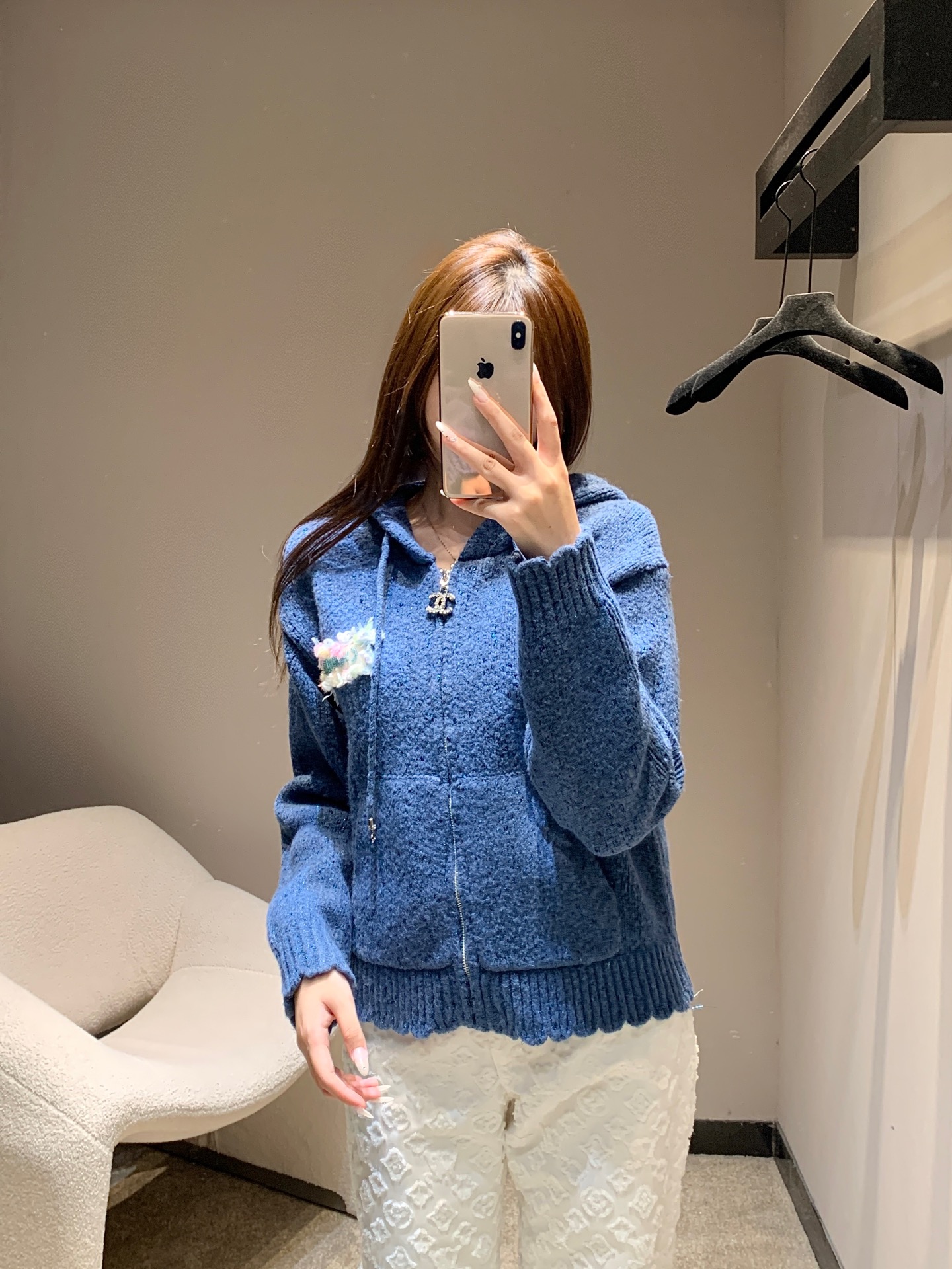 NO:565805,Chanel 25Fw new autumn and winter micro-strip drawstring hooded knitted cardigan jacket丨Exclusive high-end version!  Selected skin-friendly knitted fabrics, soft and fluffy but stylish. The body is embellished with old-style brand emblems. The raw edge design has a retro and old feel. The hooded version combines warmth and style. The drawstring details echo the brand's metal double C zipper puller. From the hood rope to the placket, the brand recognition is throughout, with a casual and luxurious style. Ready for sale S/M/L,, chanel, jackets & coats, hats, alexander wang19860909Chanel 25Fw秋冬新款 微章抽绳连帽针织开衫外套丨独家高版出品！精选亲肤针织面料,软糯蓬松却有型,衣身点缀做旧风格的品牌徽章,边缘毛边设计自带复古做旧感,连帽版型兼顾保暖与造型感,抽绳细节呼应品牌金属双C拉链头,从帽绳到衣襟,品牌辨识度贯穿始终,休闲中透着奢华格调.现货发售S/M/L,,chanel,jackets & coats,hats,alexander wang,Women's clothing