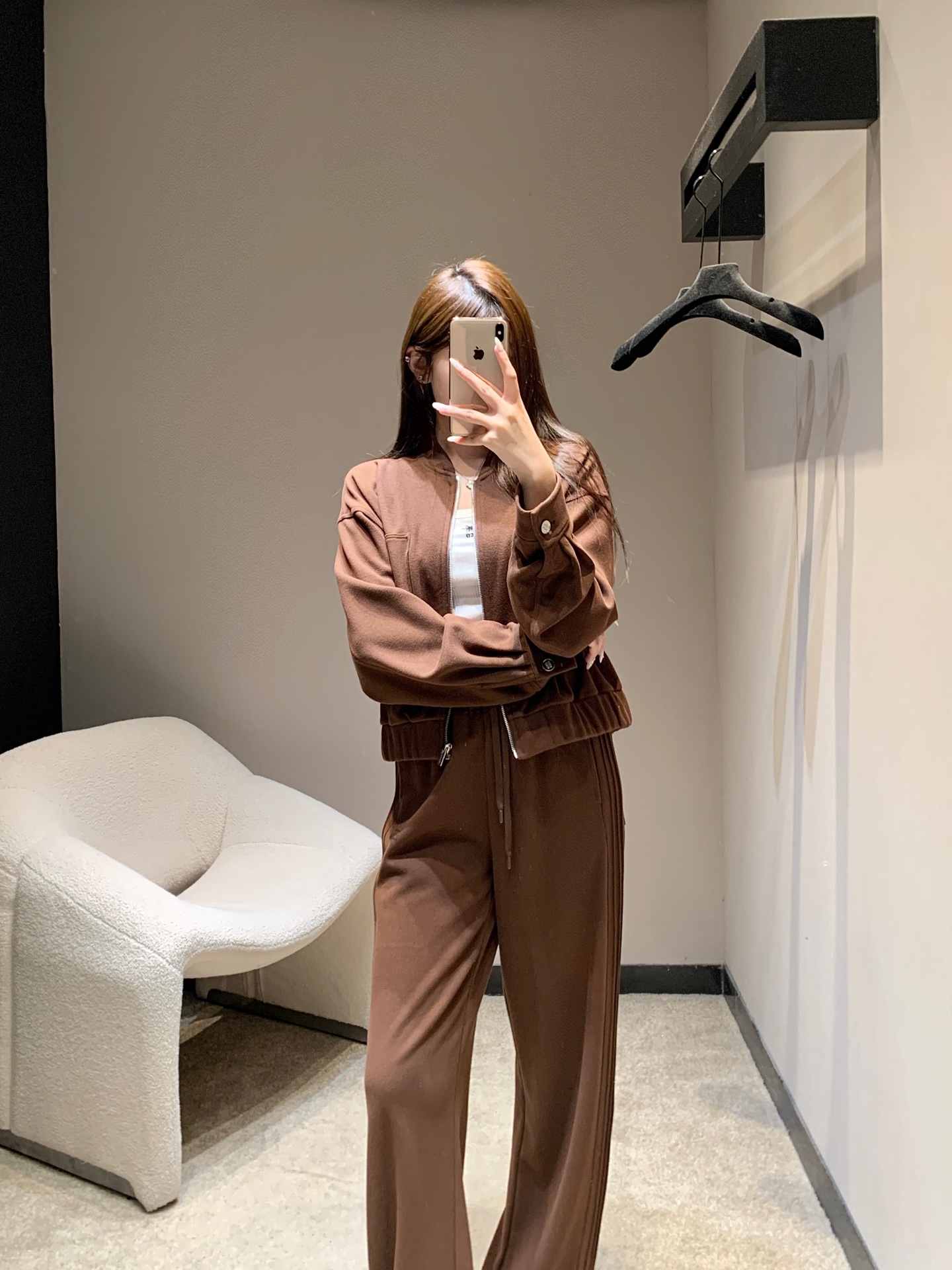 NO:566744,MiuMi* 25Fw early autumn new style letter patch embroidered sports style short jacket + wide-leg pants suit丨Exclusive high-end version!  It has a sense of autumn atmosphere. The short jacket is layered with white inner layers to create clear layers. The wide-leg pants are lazily draped. Paired with straw shoes, you can instantly switch to French retro style. It is the 'atmosphere responsibility' of early autumn outfits and a secret weapon for fashionistas to play with style. Ready for sale S/M/L,, miumiu, espadrilles, jackets & coats, alexander wang19860909MiuMi* 25Fw早秋新款 字母贴布绣运动风短款外套+阔腿裤套装丨独家高版出品！自带秋日氛围感,短外套叠穿白内搭层次分明,阔腿裤慵懒垂坠,搭配草编鞋瞬间切换法式复古风,是早秋穿搭的“氛围担当”,更是时髦精们玩转风格的秘密武器.现货发售S/M/L,,miumiu,espadrilles,jackets & coats,alexander wang,Women's clothing
