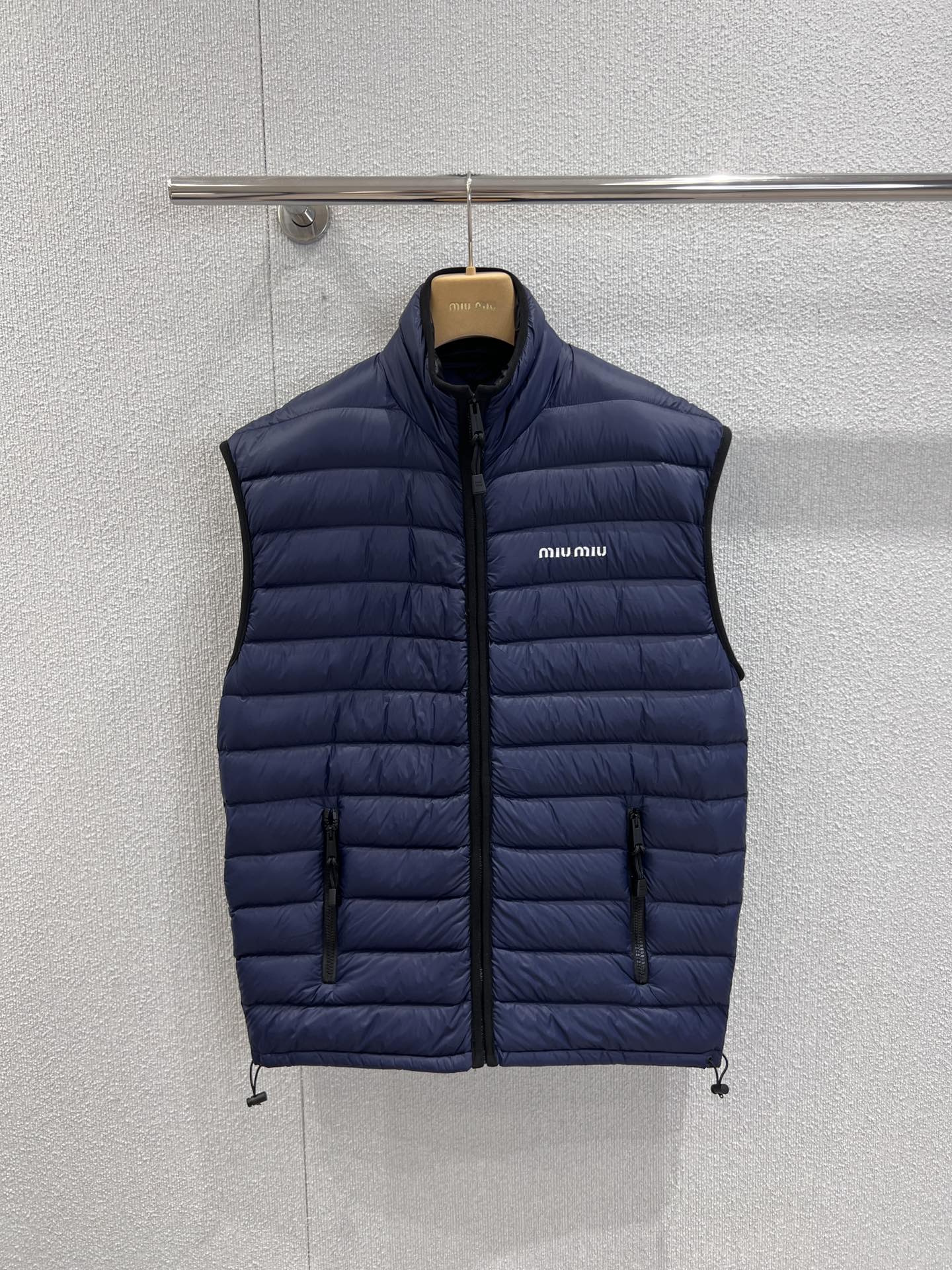 NO:566722,Comes with dust bag MiuMi* 25FW new autumn and winter style lightweight quilted zipper down vest丨Exclusively developed by yb!  High quality production!  The quilting process locks the fluffy down into a neat silhouette, the stand-up collar zipper design is neat and cool, and the zipper pockets on both sides hide hidden secrets. Practicality and fashion are at one hand. Starting from the cool black tone, it can be worn by both men and women!  Add a touch of Miu style coolness to your autumn and winter looks. Ready-made S/M/L real shot details,,miumiu,down jacket,alexander wang19860909配防尘袋 MiuMi* 25FW秋冬新款 轻便绗缝拉链羽绒马甲丨独家yb开发！高版出品！绗缝工艺将蓬松羽绒妥帖锁进利落廓形,立领拉链设计利落飒爽,两侧拉链口袋暗藏小心机,实用性与时髦感一手抓.从酷感黑调出发,男女皆可驾驭！秋冬造型添上一抹Miu式酷飒.现货发售S/M/L实拍细节图,,miumiu,down jacket,alexander wang,Women's clothing