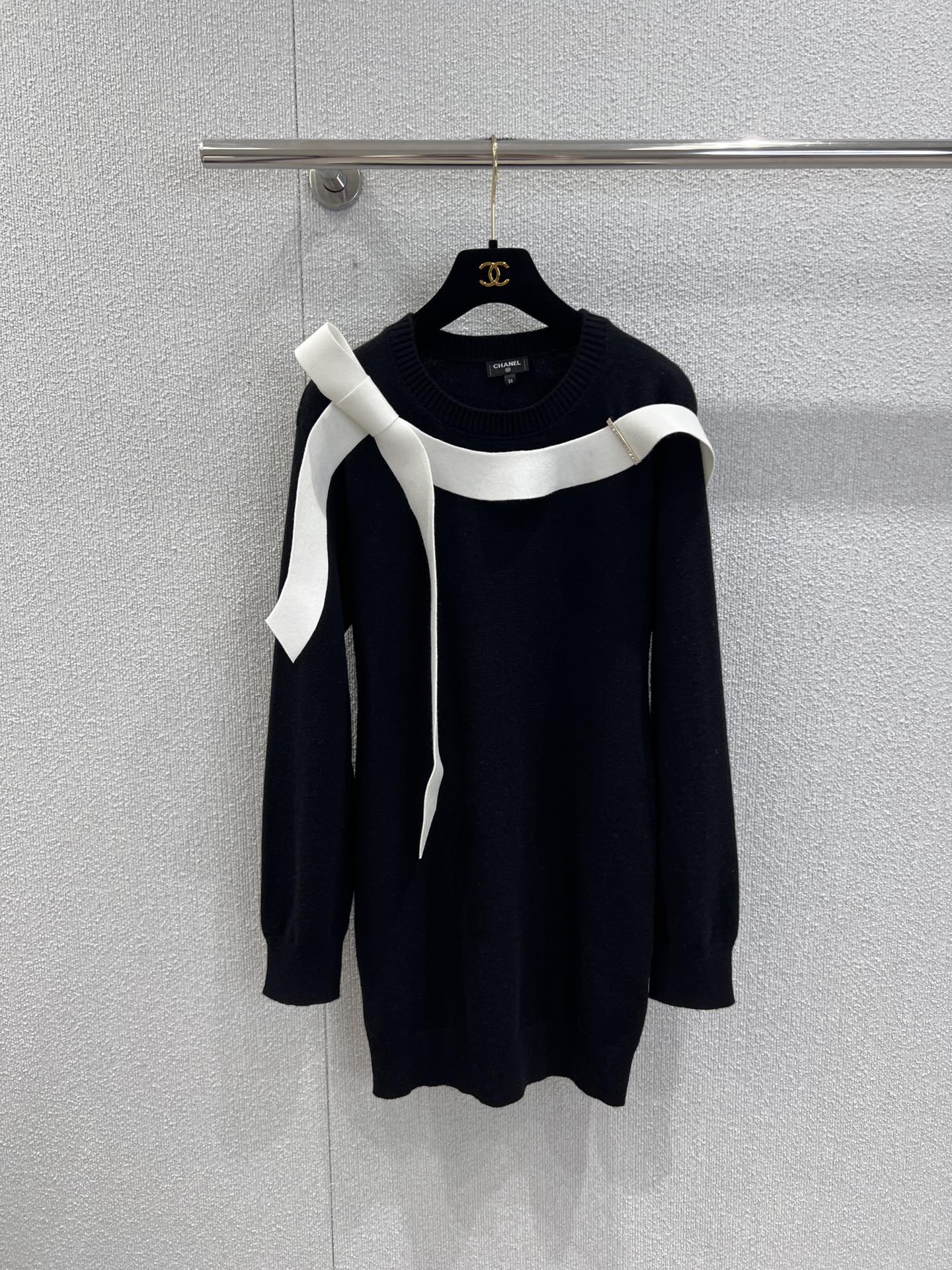 NO:566749,Supports exchange. Chane* 25K high-end handmade workshop series new bow black knitted dress丨exclusively developed by yb!  High quality production!  The soft material is super comfortable, with white stripes embellished on the collar and cuffs, simple and detailed. The loose fit is suitable for daily wear or light formal occasions, and it looks great with short skirts or trousers! Classic design + practicality, suitable for sisters who like long-term dressing. Accessories can be matched as you like, and you can easily switch between multiple styles~ Ready-made S/M/L real shot details, chanel, skirts, alexander wang19860909支持换款 Chane* 25K高级手工坊系列新款 蝴蝶结黑色针织连衣裙丨独家yb开发！高版出品！柔软材质超舒适,白色条纹点缀领口和袖口,简约又有细节感.宽松版型,日常穿搭或轻正式场合都很OK,搭配短裙或裤装都很出彩!经典设计+实用性,适合喜欢长期主义穿搭的姐妹们,配饰随心搭,轻松切换多种风格~ 现货发售S/M/L实拍细节图,,chanel,skirts,alexander wang,Women's clothing
