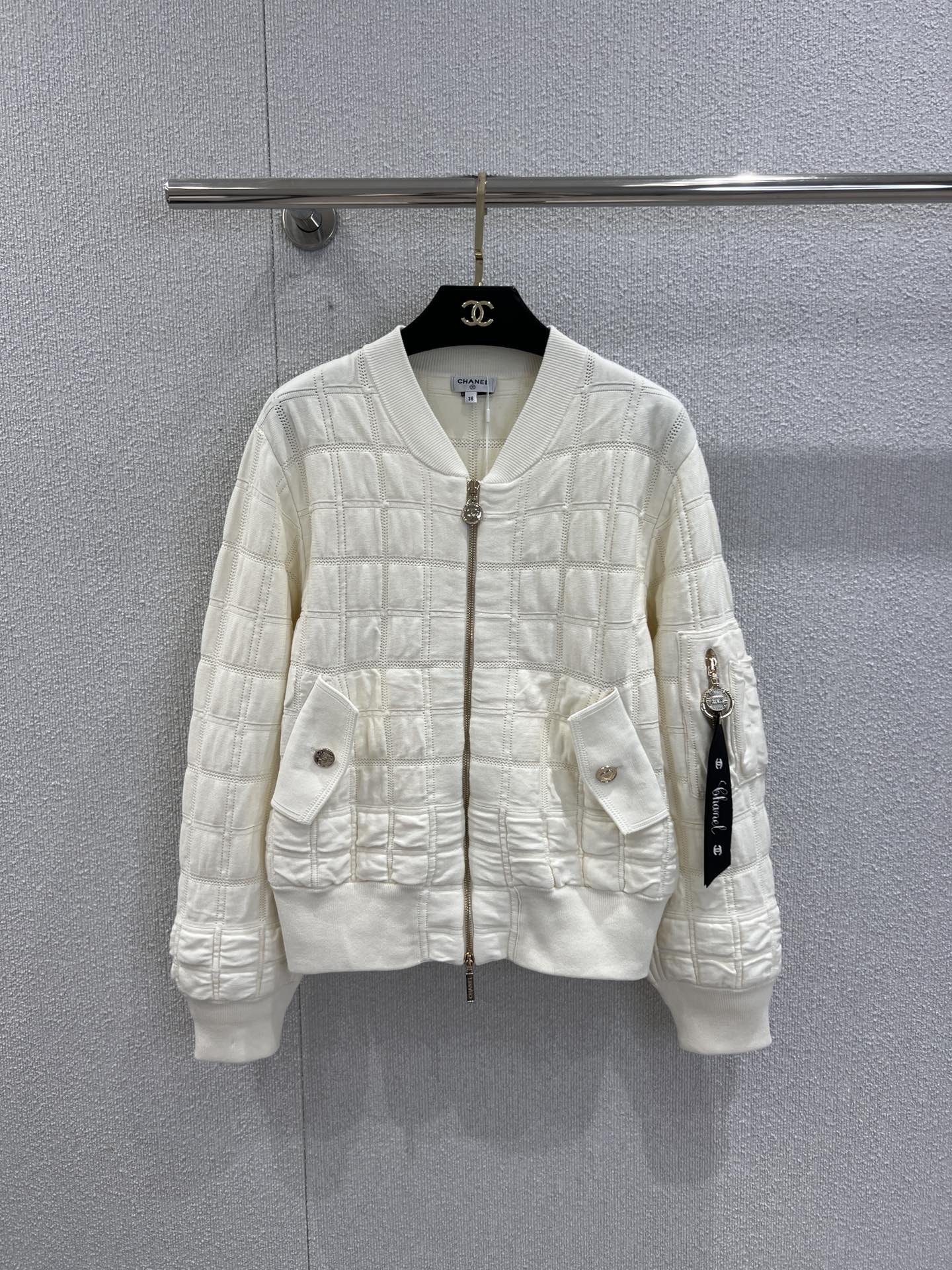 NO:566787,Supports exchange Chane* 25B Advanced Handicraft Workshop Series New Stand Collar Zipper Floater Baseball Jacket | Exclusively developed by yb!  High quality production!  It adopts three-dimensional plaid quilting technology, and every texture reveals the exquisite craftsmanship of the handicraft workshop; the golden zippers and metal buckles are shining, the black webbing on the arms is printed with the brand logo, and the stand-up collar baseball uniform style combines sports and leisure with high-end luxury. It is also a style tool that makes you stand out in the crowd. Ready-made S/M/L real shot details,,chanel,jackets & coats,jackets & coats,alexander wang19860909支持换款 Chane* 25B高级手工坊系列新款 立领拉链飘带棒球夹克外套丨独家yb开发！高版出品！采用立体格纹绗缝工艺,每一处纹理都透着手工坊的精湛匠心；金色拉链与金属扣饰熠熠生辉,手臂处的黑色织带印有品牌标识,立领棒球服版型,将运动休闲感与高定奢华感揉成一体,更是让你在人群中一眼出众的风格利器.现货发售S/M/L实拍细节图,,chanel,jackets & coats,jackets & coats,alexander wang,Women's clothing