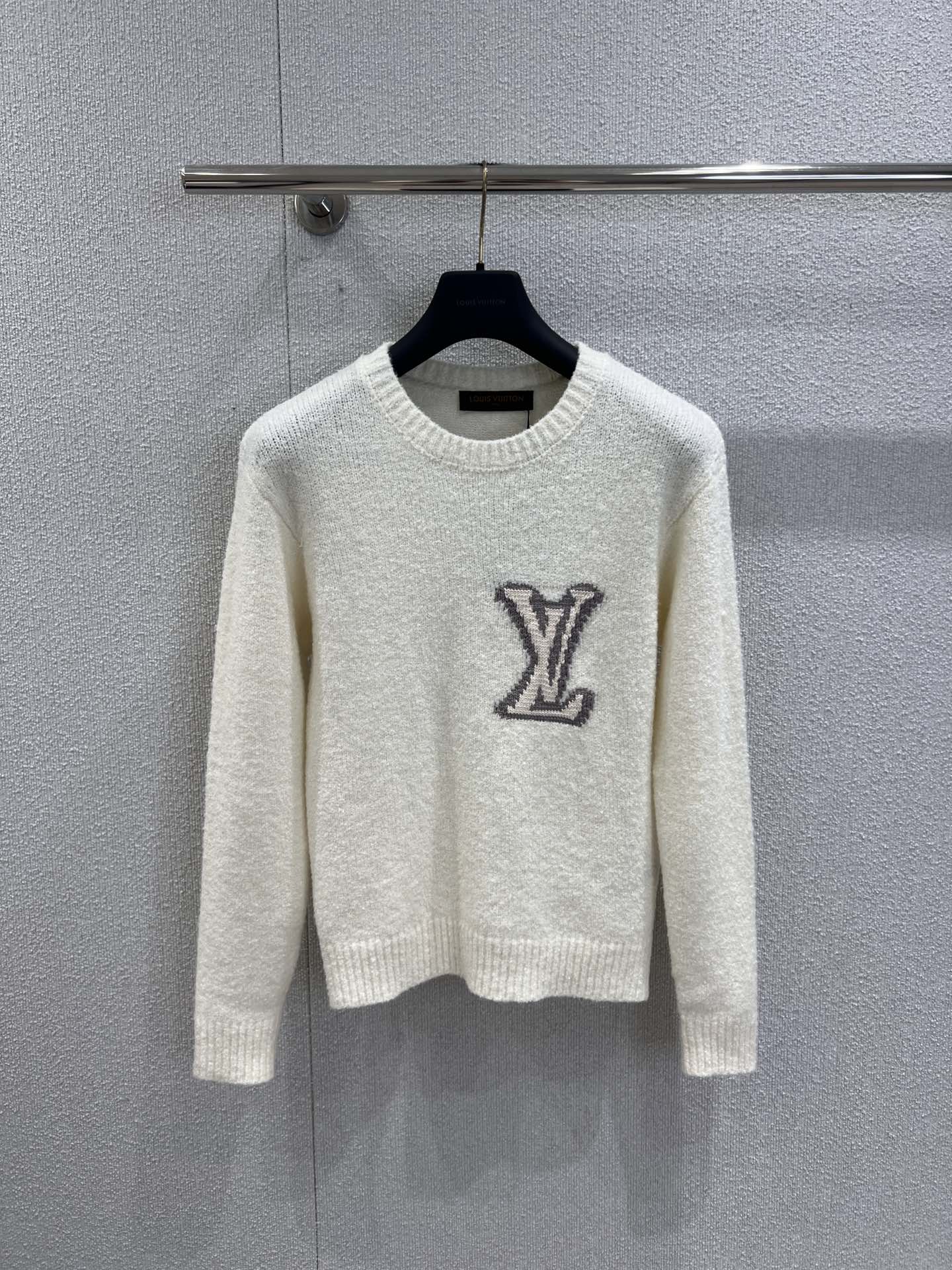 NO:566779,Support exchange Louis Vuitt*n 25FW new autumn and winter white intarsia knitted sweater丨Exclusive high-end version!  Selecting skin-friendly soft and waxy knitted fabrics, the delicate texture hides high-end texture; the letter intarsia logo on the front and back is presented in three-dimensional shades of gray, breaking the monotony of pure white, allowing the brand recognition to be naturally revealed in a low-key manner. The round-neck version is compatible with various inner wear, and the dropped shoulder design modifies the shoulder line, which is a two-way pursuit of 'slimming and fashionable'. Ready-made S/M/L real shot details, Louis  vuitton,sweaters,alexander wang19860909支持换款 Louis Vuitt*n 25FW秋冬新款 白色嵌花针织毛衣丨独家高版出品！甄选亲肤软糯的针织面料,细腻纹理中藏着高级质感；正面与背面的字母嵌花标识,以深浅灰调立体呈现,打破纯白的单调,让品牌辨识度在低调中自然流露.圆领版型兼容各种内搭,落肩设计修饰肩线,是“显瘦与时髦”的双向奔赴.现货发售S/M/L实拍细节图,,louis vuitton,sweaters,alexander wang,Women's clothing