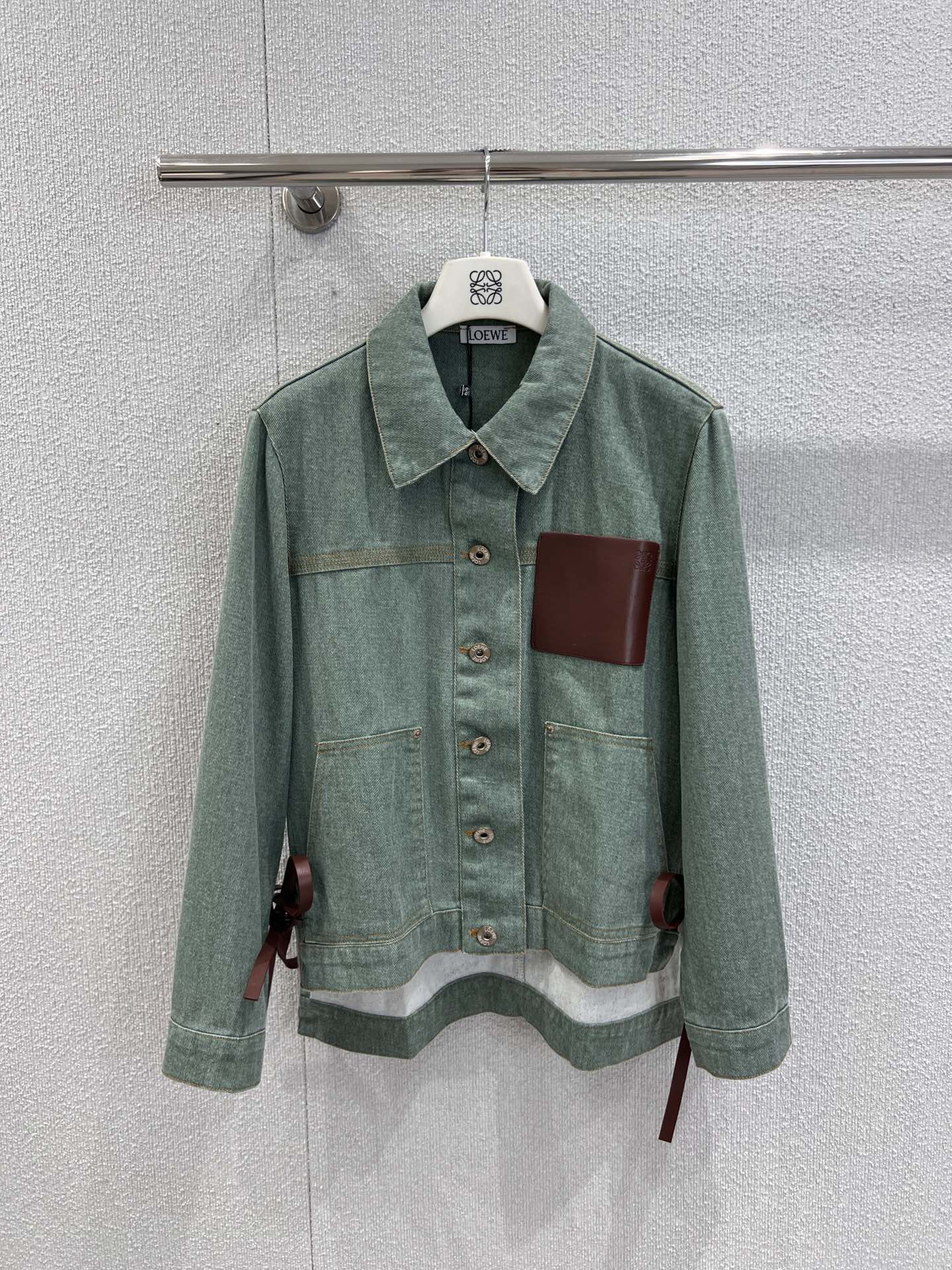 NO:568758,Supports exchange Loew* 25Fw new autumn and winter contrasting leather pocket denim jacket | Exclusive high-end version!  On the light mint green denim, the aged texture of the metal buttons and the tan leather pockets are eye-catching and unique, which is a fashionable reconstruction of the retro workwear style. The collision of leather and denim materials gives the classic item an instant avant-garde texture, and the leather lace design on the side  , can be loosened or tightened, can not only create a lazy oversize silhouette, but also can tighten the waistline, and is friendly to all body types. Ready-made S/M/L real shot details, loewe, versace, jackets  & coats,jackets & coats,alexander wang19860909支持换款 Loew* 25Fw秋冬新款 撞色贴皮口袋牛仔夹克外套丨独家高版出品！浅薄荷绿牛仔布上,金属纽扣的做旧质感、棕褐色皮革口袋醒目又别致,是对复古工装风的时髦重构.皮革与牛仔的材质碰撞,让经典单品瞬间焕发先锋质感,侧面的皮革系带设计,可松可紧,既能打造慵懒的oversize廓形,又能收束出随性腰线,对各种身材都友好.现货发售S/M/L实拍细节图,,loewe,versace,jackets & coats,jackets & coats,alexander wang,Women's clothing