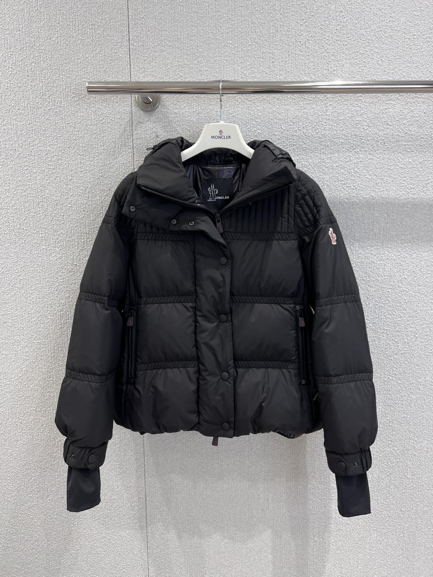 NO:567905,Comes with dust bag Moncl*r 25FW new autumn and winter ANGLIN short ski series spliced ​​down jacket丨exclusively developed by yb!  High quality production!  The exclusive windproof and waterproof technical fabric can cope with the wet and cold environment of the ski resort with ease. Filled with high-fill goose down, it can still achieve the 'lightweight but temperature-locking' effect in the short version. The stand-up collar design can be flexibly adjusted to protect the core warmth zone of the neck; the cuffs are  The elastic cuffs and hidden glove design firmly lock in heat and facilitate skiing movements; the functional pockets on the body are both beautiful and practical, creating a dual variation of style and practicality. Ready-made S/M/L real shot details,,down  jacket,gloves,alexander wang19860909配防尘袋 Moncl*r 25FW 秋冬新款 ANGLIN短款滑雪系列拼接羽绒服丨独家yb开发！高版出品！ 专属的防风防水科技面料,应对雪场的湿冷环境游刃有余,填充高蓬松度鹅绒,在短款版型下仍能实现“轻量却锁温”的效果,立领设计可灵活调节,护住颈部核心保暖区；袖口的弹性收口与隐藏式手套设计,牢牢锁住热量,同时方便滑雪动作；衣身的功能性口袋兼具美观与实用,奏响一场风格与实用的双重变奏.现货发售S/M/L实拍细节图,,down jacket,gloves,alexander wang,Women's clothing