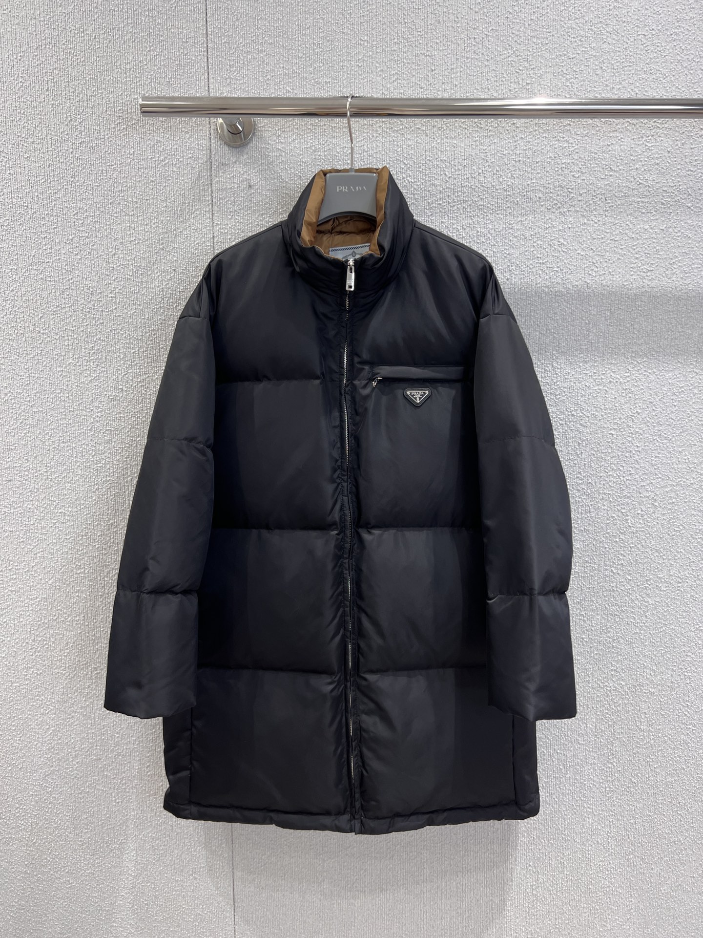 NO:567913,Comes with dust bag prad* 25Fw new autumn and winter mid-length contrasting triangle logo silhouette down jacket丨Exclusively developed by yb!  High quality production!  The oversized mid-length silhouette is very tolerant to all body shapes, creating the most popular 'relaxed' dressing atmosphere. Underneath the seemingly lazy silhouette, there is the ultimate pursuit of warmth - the full down filling completely isolates the cold winter wind, while creating a highly sculptural 'fashion puff' shape, so you don't have to compromise between warmth and style. Ready-made S/M/L real shot details, prada, versace, down  jacket,alexander wang19860909配防尘袋 prad* 25Fw秋冬新款 中长款撞色三角标廓形羽绒服丨独家yb开发！高版出品！采用oversize中长款廓形,对各种身形都极具包容度,营造出当下最流行的“松弛感”穿搭氛围.看似慵懒的廓形下,是对保暖性的极致追求——饱满的羽绒填充,将冬日寒风彻底隔绝,同时塑造出极具雕塑感的“时尚泡芙”造型,让你在保暖与造型感之间无需妥协.现货发售S/M/L实拍细节图,,prada,versace,down jacket,alexander wang,Women's clothing