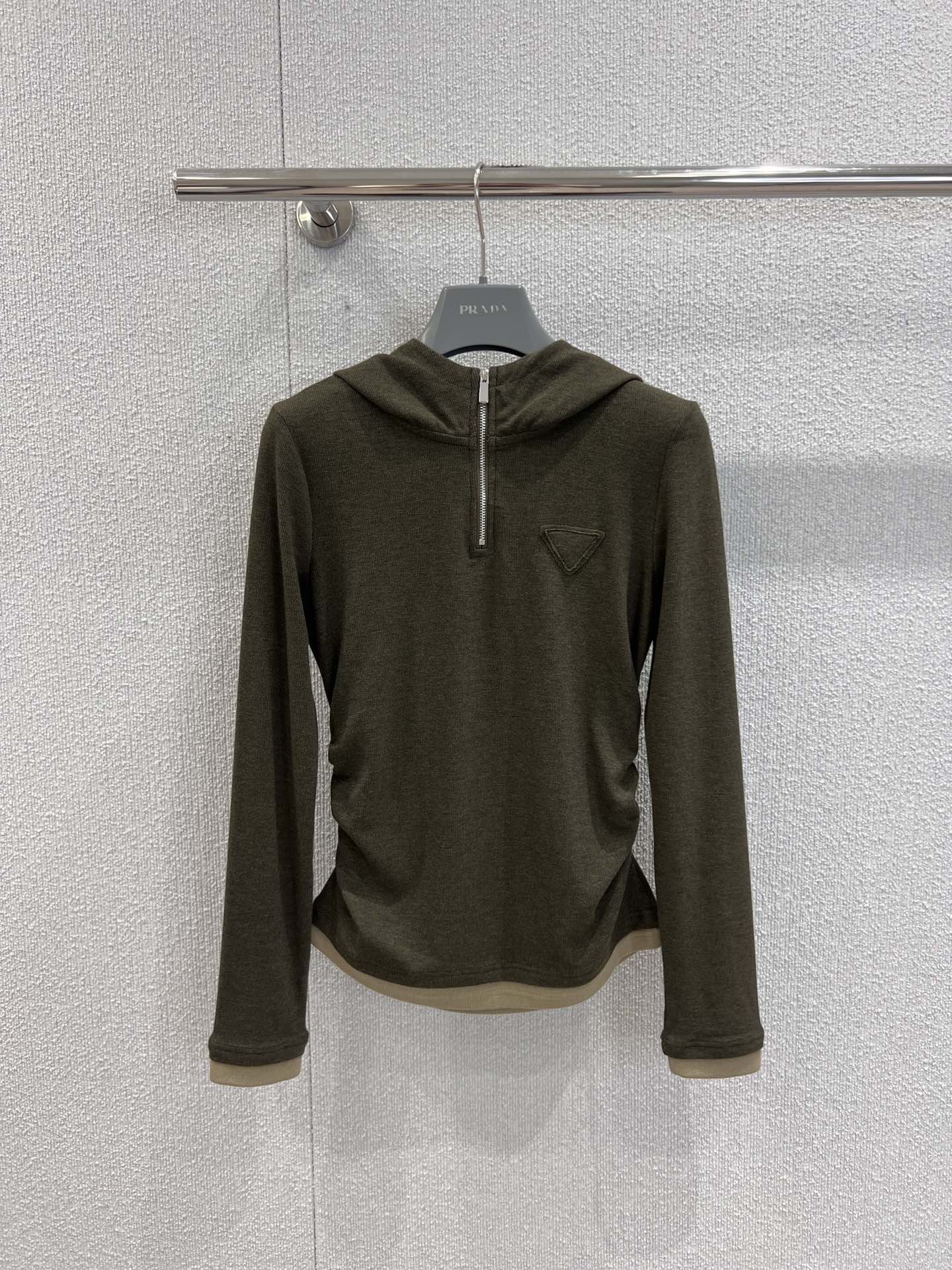 NO:567922,Support exchange Prad* 25Fw early autumn new style triangular micro-label waist hooded long-sleeved T-shirt丨Exclusive high-end version!  The triangular logo on the chest appears low-key on the soft fabric, quietly highlighting the brand's avant-garde style. The hooded element injects casual coolness, and the waist cut outlines the female curves. The design language of both strength and softness wonderfully blends street style and elegance. Whether it is a pull-on style  Whether you raise the brim of your hat to create a cool look or put it down and go for a simple style, you can accurately follow the fashionable rhythm of early autumn. Ready-made S/M/L real-shot detailed pictures, prada, tees, t-shirts, hats, alexander  wang19860909支持换款 Prad* 25Fw早秋新款 三角微标收腰连帽长袖T恤丨独家高版出品！胸前的三角徽标,在柔和的面料上低调浮现,不动声色间彰显品牌的先锋格调,连帽元素注入随性飒爽,收腰剪裁又勾勒出女性曲线,刚柔并济的设计语言,把街头感与优雅感奇妙融合.无论是拉起帽檐打造酷感造型,还是放下帽子走简约路线,都能精准踩中早秋穿搭的时髦节奏.现货发售S/M/L实拍细节图,,prada,tees，t-shirt,hats,alexander wang,Women's clothing