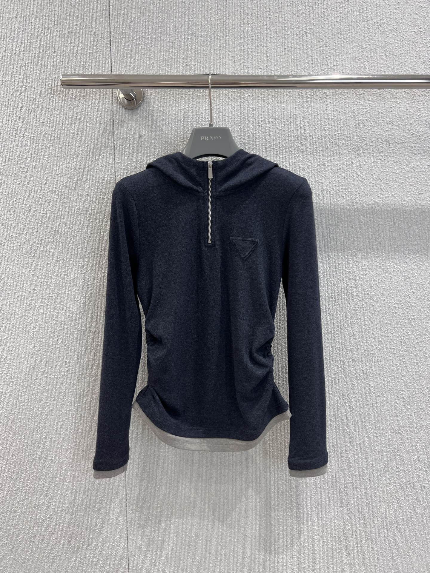 NO:567928,Support exchange Prad* 25Fw early autumn new style triangular micro-label waist hooded long-sleeved T-shirt丨Exclusive high-end version!  The triangular logo on the chest appears low-key on the soft fabric, quietly highlighting the brand's avant-garde style. The hooded element injects casual coolness, and the waist cut outlines the female curves. The design language of both strength and softness wonderfully blends street style and elegance. Whether it is a pull-on style  Whether you raise the brim of your hat to create a cool look or put it down and go for a simple style, you can accurately follow the fashionable rhythm of early autumn. Ready-made S/M/L real-shot detailed pictures, prada, tees, t-shirts, hats, alexander  wang19860909支持换款 Prad* 25Fw早秋新款 三角微标收腰连帽长袖T恤丨独家高版出品！胸前的三角徽标,在柔和的面料上低调浮现,不动声色间彰显品牌的先锋格调,连帽元素注入随性飒爽,收腰剪裁又勾勒出女性曲线,刚柔并济的设计语言,把街头感与优雅感奇妙融合.无论是拉起帽檐打造酷感造型,还是放下帽子走简约路线,都能精准踩中早秋穿搭的时髦节奏.现货发售S/M/L实拍细节图,,prada,tees，t-shirt,hats,alexander wang,Women's clothing