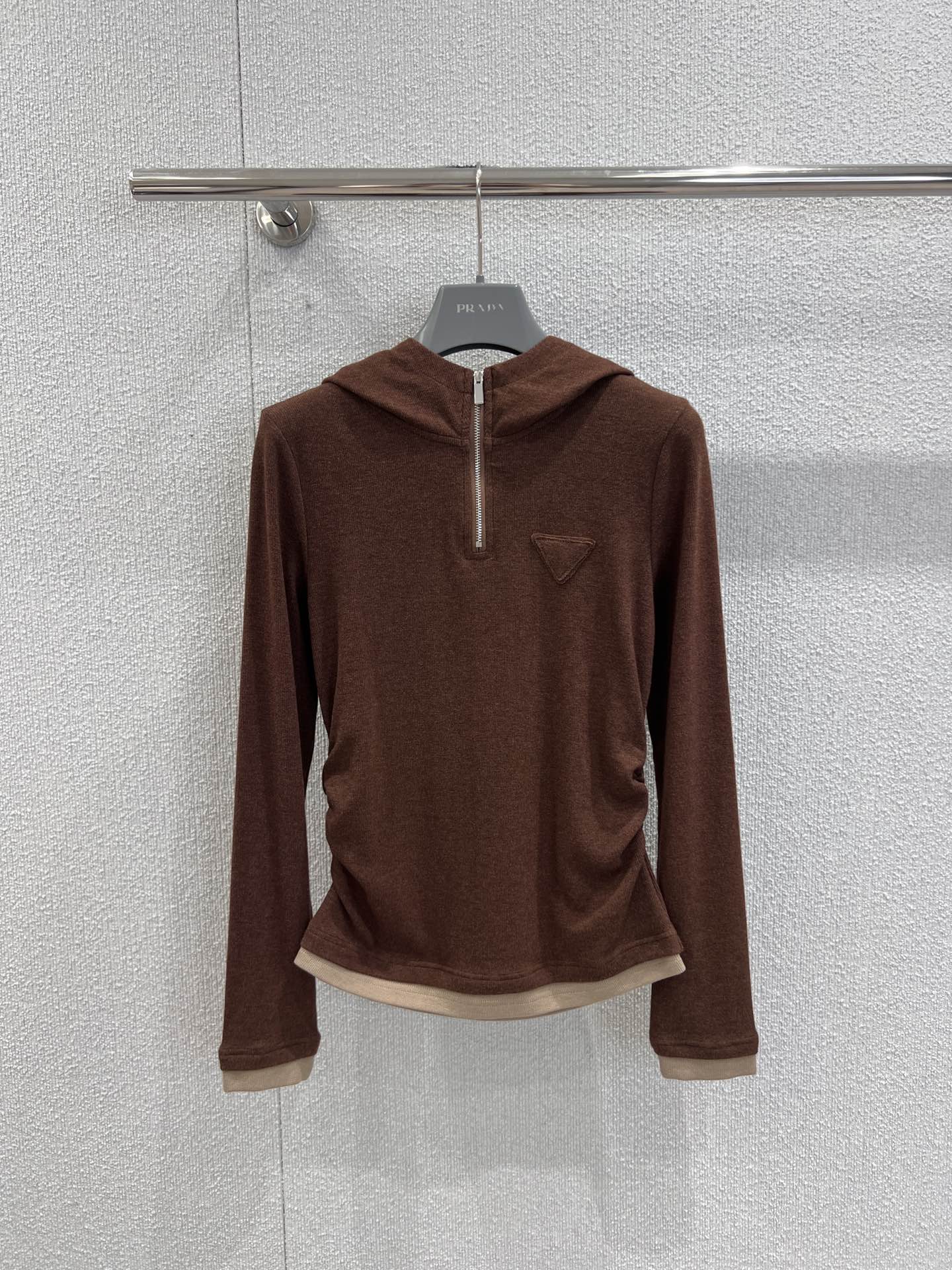 NO:567934,Support exchange Prad* 25Fw early autumn new style triangular micro-label waist hooded long-sleeved T-shirt丨Exclusive high-end version!  The triangular logo on the chest appears low-key on the soft fabric, quietly highlighting the brand's avant-garde style. The hooded element injects casual coolness, and the waist cut outlines the female curves. The design language of both strength and softness wonderfully blends street style and elegance. Whether it is a pull-on style  Whether you raise the brim of your hat to create a cool look or put it down and go for a simple style, you can accurately follow the fashionable rhythm of early autumn. Ready-made S/M/L real-shot detailed pictures, prada, tees, t-shirts, hats, alexander  wang19860909支持换款 Prad* 25Fw早秋新款 三角微标收腰连帽长袖T恤丨独家高版出品！胸前的三角徽标,在柔和的面料上低调浮现,不动声色间彰显品牌的先锋格调,连帽元素注入随性飒爽,收腰剪裁又勾勒出女性曲线,刚柔并济的设计语言,把街头感与优雅感奇妙融合.无论是拉起帽檐打造酷感造型,还是放下帽子走简约路线,都能精准踩中早秋穿搭的时髦节奏.现货发售S/M/L实拍细节图,,prada,tees，t-shirt,hats,alexander wang,Women's clothing