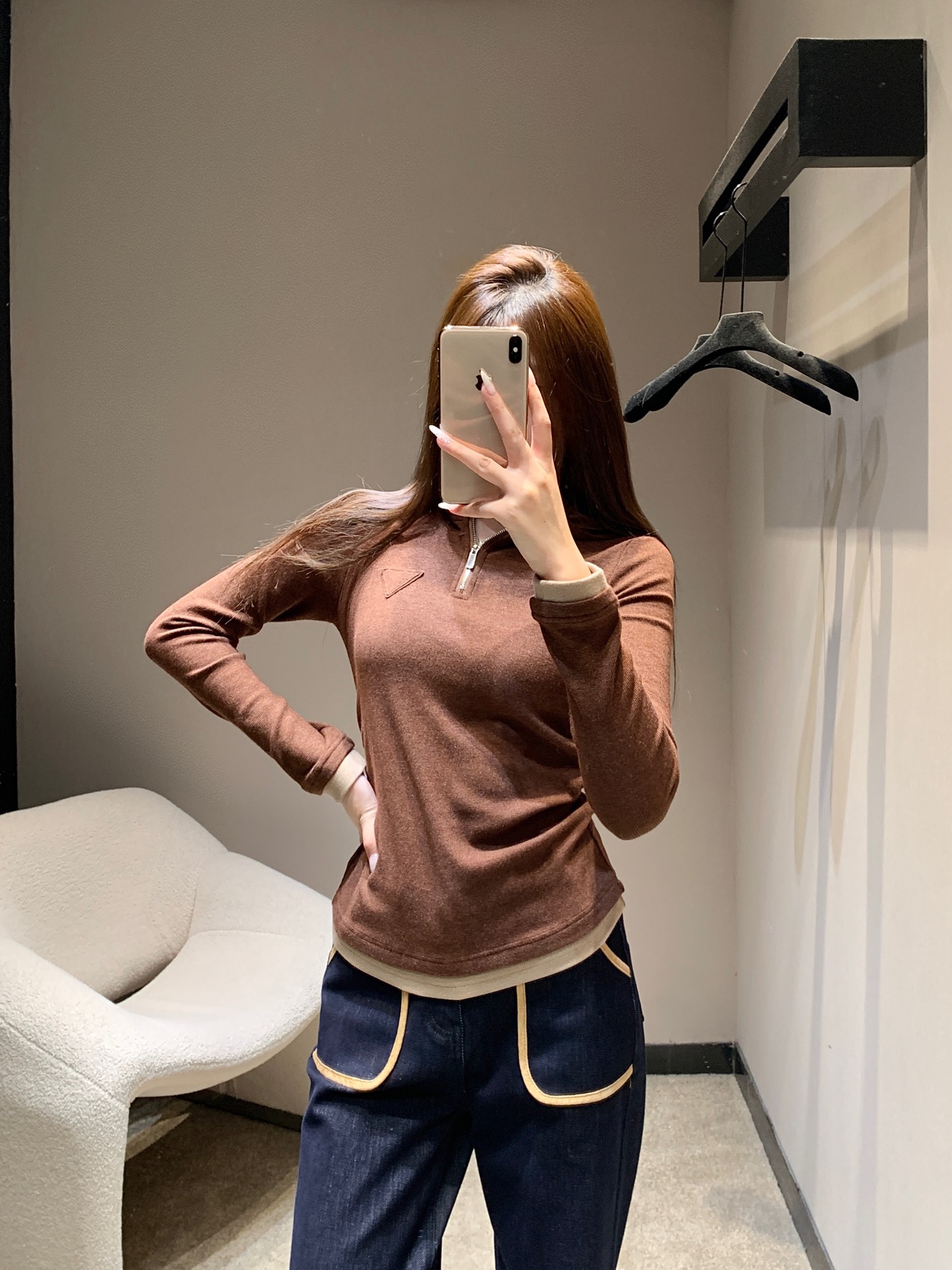 NO:567937,Prad* 25Fw early autumn new style triangular micro-label waist hooded long-sleeved T-shirt | Exclusive high-end version!  The triangular logo on the chest appears low-key on the soft fabric, quietly highlighting the brand's avant-garde style. The hooded element injects casual coolness, and the waist cut outlines the female curve. The design language of both strength and softness wonderfully blends street style with elegance.  Whether you pull up the brim to create a cool look, or put down the hat and go for a simple route, you can accurately follow the fashionable rhythm of early autumn. Ready for sale S/M/L, prada, tees, t-shirt, hats, alexander  wang19860909Prad* 25Fw早秋新款 三角微标收腰连帽长袖T恤丨独家高版出品！胸前的三角徽标,在柔和的面料上低调浮现,不动声色间彰显品牌的先锋格调,连帽元素注入随性飒爽,收腰剪裁又勾勒出女性曲线,刚柔并济的设计语言,把街头感与优雅感奇妙融合.无论是拉起帽檐打造酷感造型,还是放下帽子走简约路线,都能精准踩中早秋穿搭的时髦节奏.现货发售S/M/L,,prada,tees，t-shirt,hats,alexander wang,Women's clothing