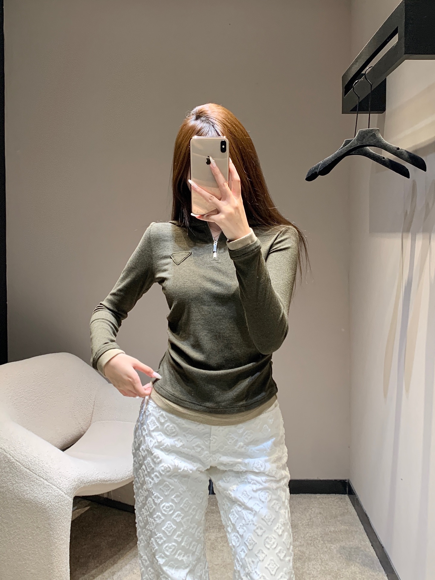 NO:567925,Prad* 25Fw early autumn new style triangular micro-label waist hooded long-sleeved T-shirt | Exclusive high-end version!  The triangular logo on the chest appears low-key on the soft fabric, quietly highlighting the brand's avant-garde style. The hooded element injects casual coolness, and the waist cut outlines the female curve. The design language of both strength and softness wonderfully blends street style with elegance.  Whether you pull up the brim to create a cool look, or put down the hat and go for a simple route, you can accurately follow the fashionable rhythm of early autumn. Ready for sale S/M/L, prada, tees, t-shirt, hats, alexander  wang19860909Prad* 25Fw早秋新款 三角微标收腰连帽长袖T恤丨独家高版出品！胸前的三角徽标,在柔和的面料上低调浮现,不动声色间彰显品牌的先锋格调,连帽元素注入随性飒爽,收腰剪裁又勾勒出女性曲线,刚柔并济的设计语言,把街头感与优雅感奇妙融合.无论是拉起帽檐打造酷感造型,还是放下帽子走简约路线,都能精准踩中早秋穿搭的时髦节奏.现货发售S/M/L,,prada,tees，t-shirt,hats,alexander wang,Women's clothing