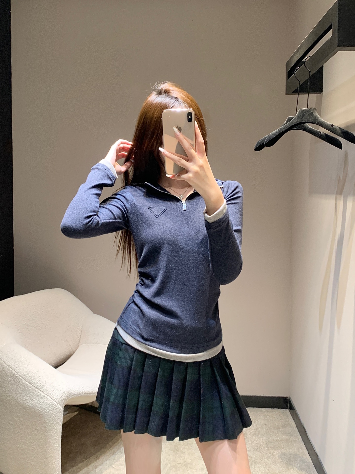 NO:567931,Prad* 25Fw early autumn new style triangular micro-label waist hooded long-sleeved T-shirt | Exclusive high-end version!  The triangular logo on the chest appears low-key on the soft fabric, quietly highlighting the brand's avant-garde style. The hooded element injects casual coolness, and the waist cut outlines the female curve. The design language of both strength and softness wonderfully blends street style with elegance.  Whether you pull up the brim to create a cool look, or put down the hat and go for a simple route, you can accurately follow the fashionable rhythm of early autumn. Ready for sale S/M/L, prada, tees, t-shirt, hats, alexander  wang19860909Prad* 25Fw早秋新款 三角微标收腰连帽长袖T恤丨独家高版出品！胸前的三角徽标,在柔和的面料上低调浮现,不动声色间彰显品牌的先锋格调,连帽元素注入随性飒爽,收腰剪裁又勾勒出女性曲线,刚柔并济的设计语言,把街头感与优雅感奇妙融合.无论是拉起帽檐打造酷感造型,还是放下帽子走简约路线,都能精准踩中早秋穿搭的时髦节奏.现货发售S/M/L,,prada,tees，t-shirt,hats,alexander wang,Women's clothing