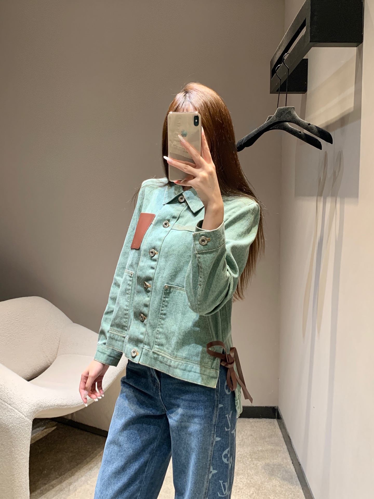 NO:568760,Loew* 25Fw new autumn and winter contrasting leather pocket denim jacket | exclusive high-end version!  On the light mint green denim, the aged texture of the metal buttons and the tan leather pockets are eye-catching and unique, which is a fashionable reconstruction of the retro workwear style. The collision of leather and denim materials gives the classic item an instant avant-garde texture. The leather lace design on the side can be loosened or tightened, which can not only create a lazy oversize silhouette, but also tighten the casual waistline, which is friendly to all body types. Ready for sale S/M/L,, loewe, versace, jackets &  coats,jackets & coats,alexander wang19860909Loew* 25Fw秋冬新款 撞色贴皮口袋牛仔夹克外套丨独家高版出品！浅薄荷绿牛仔布上,金属纽扣的做旧质感、棕褐色皮革口袋醒目又别致,是对复古工装风的时髦重构.皮革与牛仔的材质碰撞,让经典单品瞬间焕发先锋质感,侧面的皮革系带设计,可松可紧,既能打造慵懒的oversize廓形,又能收束出随性腰线,对各种身材都友好.现货发售S/M/L,,loewe,versace,jackets & coats,jackets & coats,alexander wang,Women's clothing