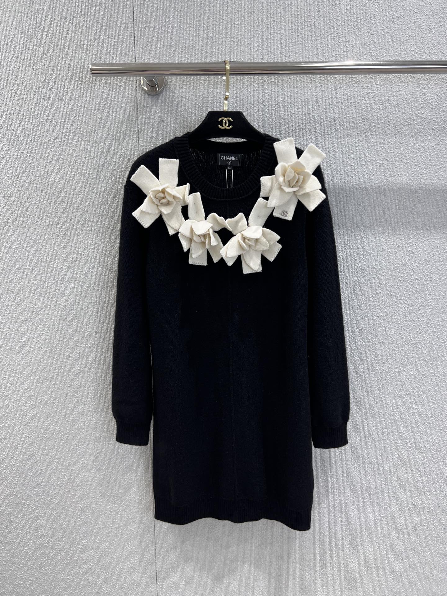 NO:567923,Supports exchange Cha*el 25K high-end handmade workshop series three-dimensional camellia knitted skirt丨Exclusive high-end version!  The three-dimensional camellia cluster at the neckline of the skirt, each petal has been hand-shaped and spliced by craftsmen, and the layers are staggered like natural blooms. The loose knitted skirt is lazily draped, and the long-sleeved design is suitable for early autumn temperatures. It not only retains the comfort and casualness of knitted items, but also has three-dimensional floral decorations.  , always exudes a luxurious texture like haute couture. The minimalist black and white tones carry out the high-end sense of 'less is more' to the end, and can easily meet the dressing needs of various occasions. Ready-made S/M/L real shot details, skirts, alexander  wang19860909支持换款 Cha*el 25K高级手工坊系列 立体山茶花针织裙丨独家高版出品！裙身领口处的立体山茶花簇,每一片花瓣都经匠人手工塑形、拼接,层次错落如自然绽放,宽松的针织裙身慵懒垂坠,长袖设计适配早秋温度,既保留了针织单品的舒适随性,又因立体花饰的存在,时刻散发着高定般的奢华质感.极简的黑白色调,更是将“少即是多”的高级感贯彻到底,轻松驾驭各种场合的穿搭需求.现货发售S/M/L实拍细节图,,skirts,alexander wang,Women's clothing