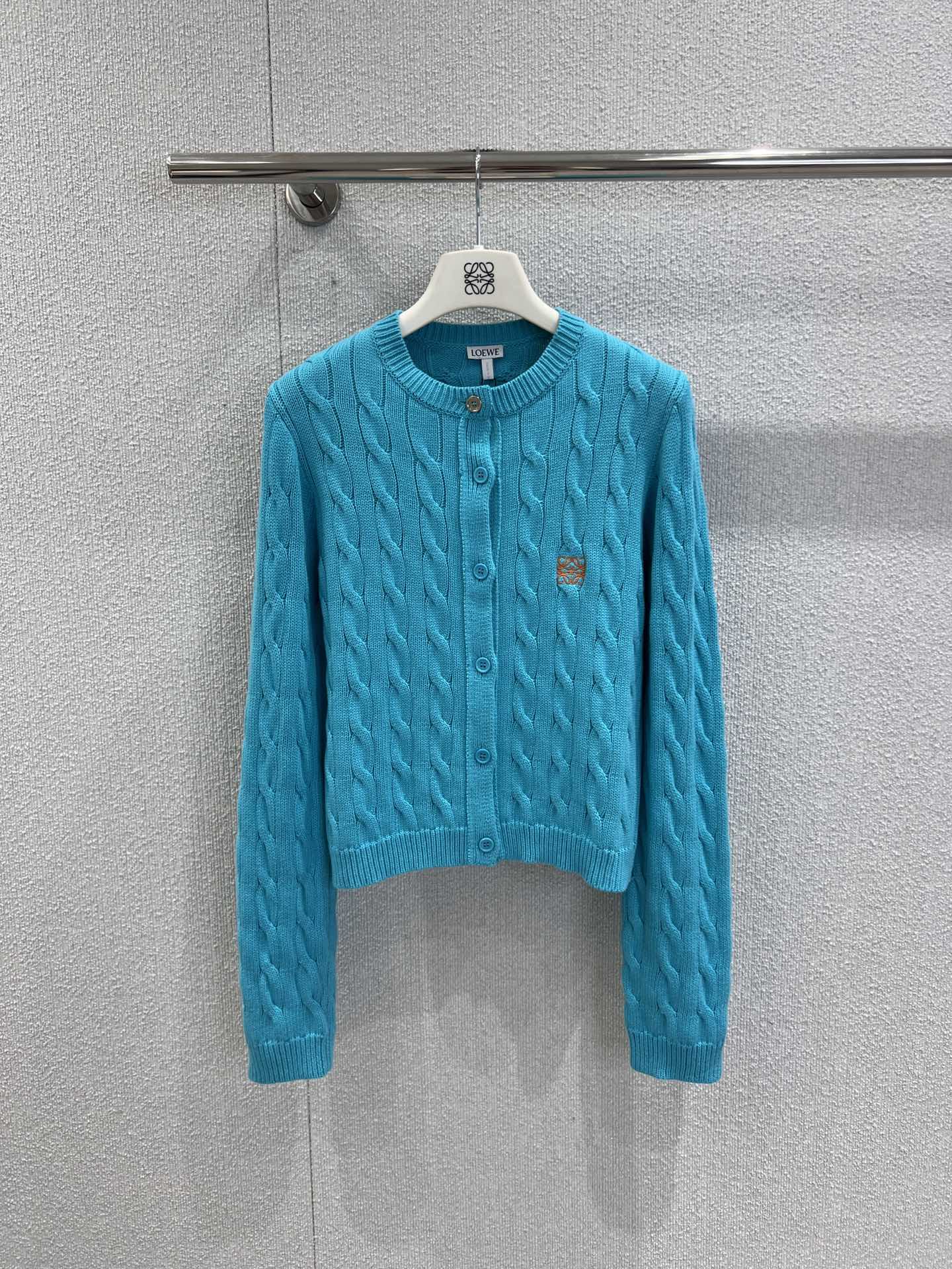 NO:567950,Supports exchange. Loew* 25Fw early autumn new style micro-label embroidered hemp pattern knitted cardigan丨exclusively developed by yb!  High quality production!  The classic twist texture is three-dimensionally presented on the knitted fabric. The brand logo embroidery on the chest is like an artistic embellishment against the lake blue body. The neat short cut is a secret weapon for optimizing body proportions. The inner suspender can be used for a French lazy style. When layered with a white T, it will become more beautiful in seconds.  Style retro style, whether paired with high-waisted pants to create a smart aura, or paired with a skirt to create a sweet style, one piece can cover all the fashion possibilities in early autumn. Ready stock S/M/L real shot details, loewe, skirts, alexander  wang19860909支持换款 Loew* 25Fw早秋新款 微标刺绣麻花纹针织开衫丨独家yb开发！高版出品！经典麻花纹理在针织物上立体呈现,胸前的品牌徽标刺绣,在湖蓝色的衣身映衬下,宛如艺术点缀,利落的短款剪裁,是优化身材比例的秘密武器,内搭吊带可走法式慵懒风,叠穿白T又秒变美式复古咖,无论是配高腰裤打造干练气场,还是搭半裙演绎甜飒风格,一件就能承包早秋的N种时髦可能.现货发售S/M/L实拍细节图,,loewe,skirts,alexander wang,Women's clothing