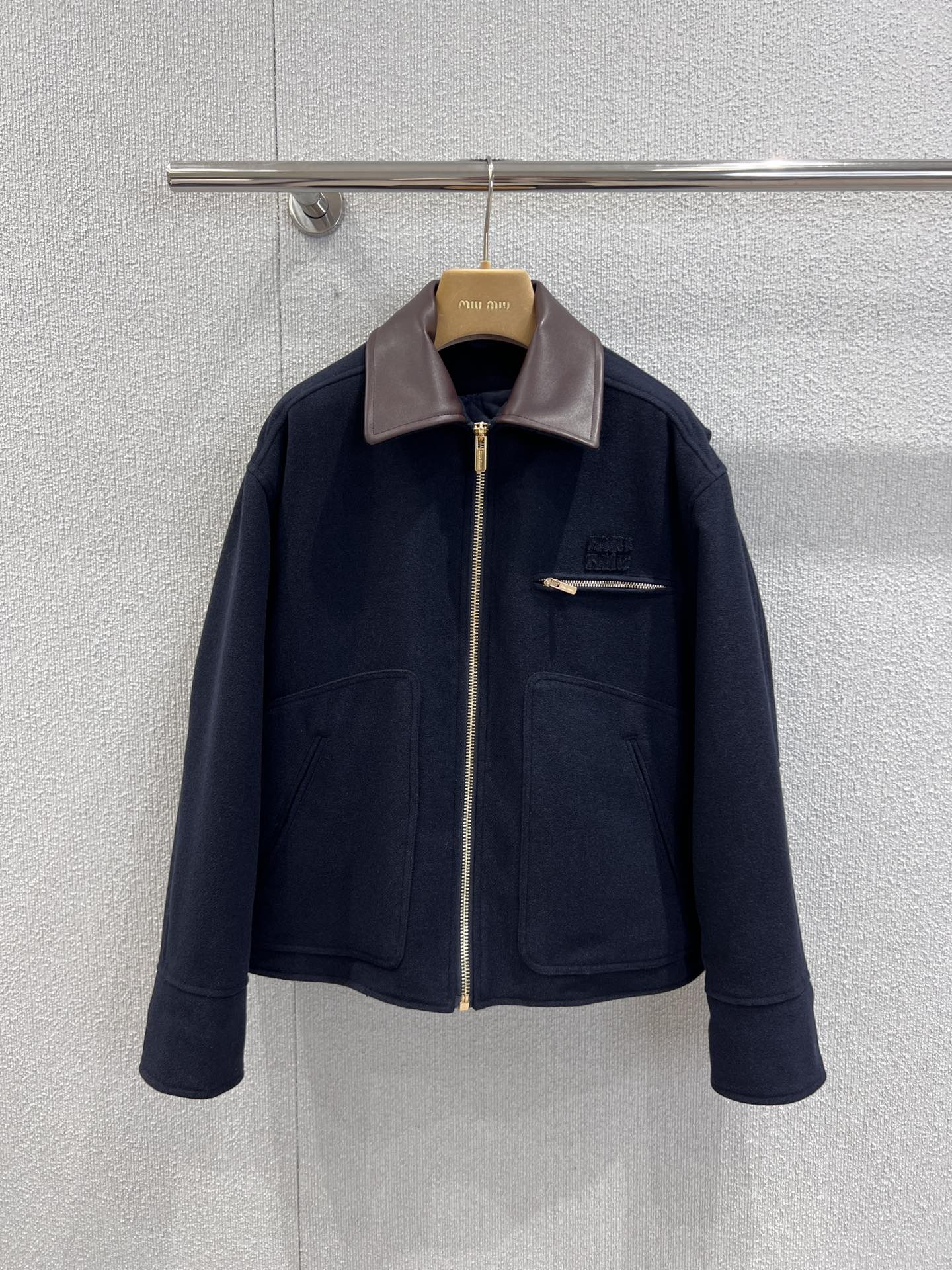 NO:568746,Support exchange MiuMi* 2025FW new autumn and winter wool nylon leather collar zipper jacket丨Exclusive high-end version!  Selected high-density wool blended fabrics, both warm and crisp, custom matte leather to create lapels, tough lines and soft woolen fabrics in strong contrast, oversized workwear silhouette, dropped shoulder design + loose body, friendly to all body shapes, easy to wear casual and uninhibited retro accents. Ready for sale S/M/L real shot details,,miumiu,versace,jackets & coats,jackets & coats,alexander wang19860909支持换款 MiuMi* 2025FW秋冬新款 羊毛尼皮领拉链夹克外套丨独家高版出品！精选高密度羊毛混纺面料,兼具保暖性与挺括感,定制哑光皮革打造翻领,硬朗线条与羊毛呢的柔和形成强烈对比,oversize工装廓形,落肩设计+宽松衣身,对各种身形友好,轻松穿出随性不羁的复古腔调.现货发售S/M/L实拍细节图,,miumiu,versace,jackets & coats,jackets & coats,alexander wang,Women's clothing