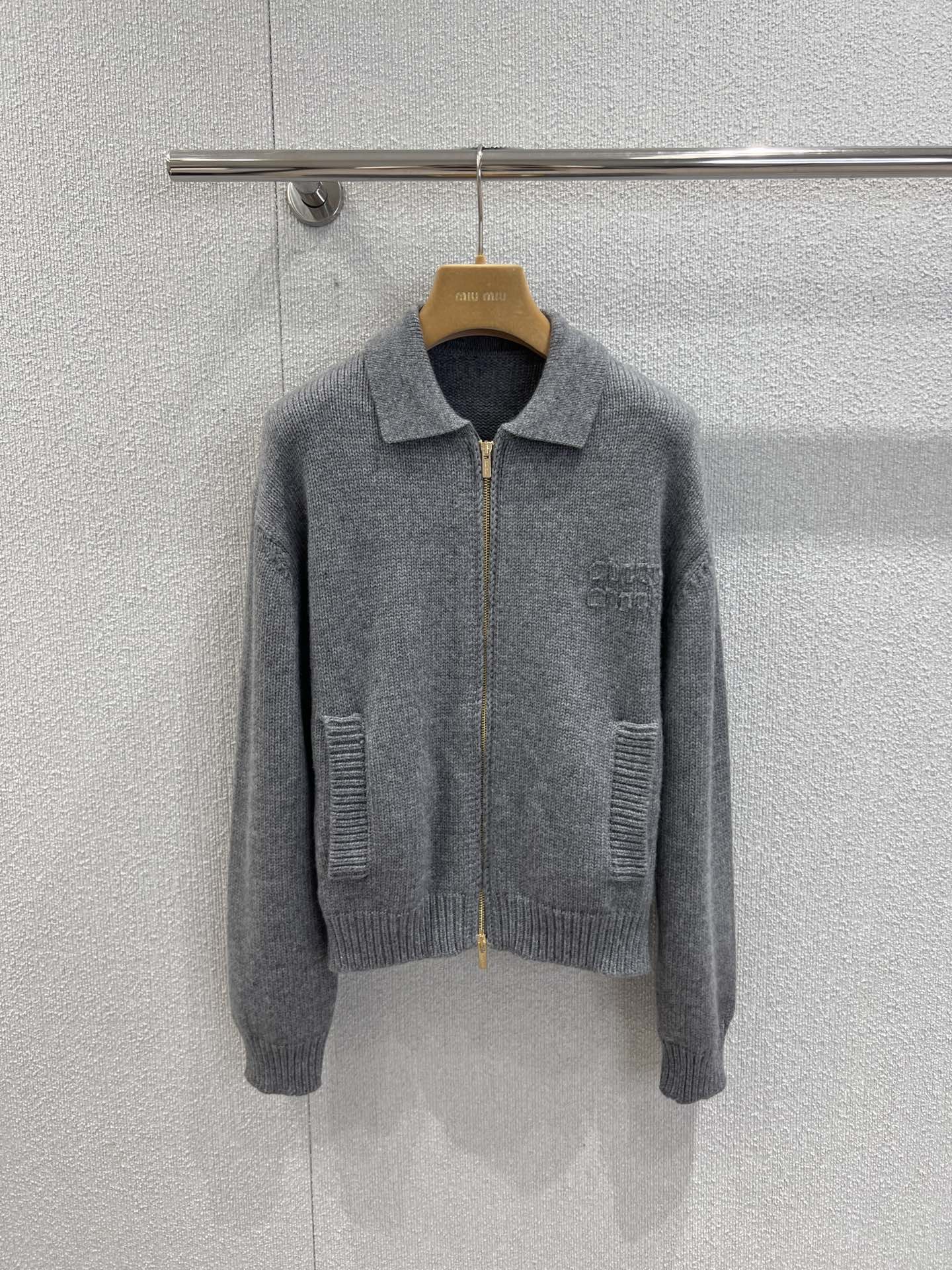 NO:568732,Support exchange MiuMi* 25Fw early autumn new style college style wool zipper cardigan jacket丨Exclusively developed by yb!  High quality production!  Selected high-quality wool blended fabric, which combines the soft skin-friendly texture of knitting with the stiff texture of a jacket. The metal zipper is smooth and easy to pull, the zipper puller has a hidden button with the brand logo, and the oversize dropped shoulder design replicates the relaxed feel of the retro college style. It is extremely tolerant to all body shapes and creates a casual and casual dressing tone. Ready-made S/M/L real shot details,, miumiu, versace, jackets & coats, jackets & coats, alexander wang19860909支持换款 MiuMi* 25Fw早秋新款 学院风羊毛拉链开衫夹克外套丨独家yb开发！高版出品！精选优质羊毛混纺面料,兼具针织的柔软亲肤与夹克的挺括质感.金属拉链顺滑易拉,拉链头的品牌标识暗扣,oversize落肩设计,复刻复古学院风的松弛感,对各种身形都有绝佳包容性,打造随性不随意的穿搭腔调.现货发售S/M/L实拍细节图,,miumiu,versace,jackets & coats,jackets & coats,alexander wang,Women's clothing