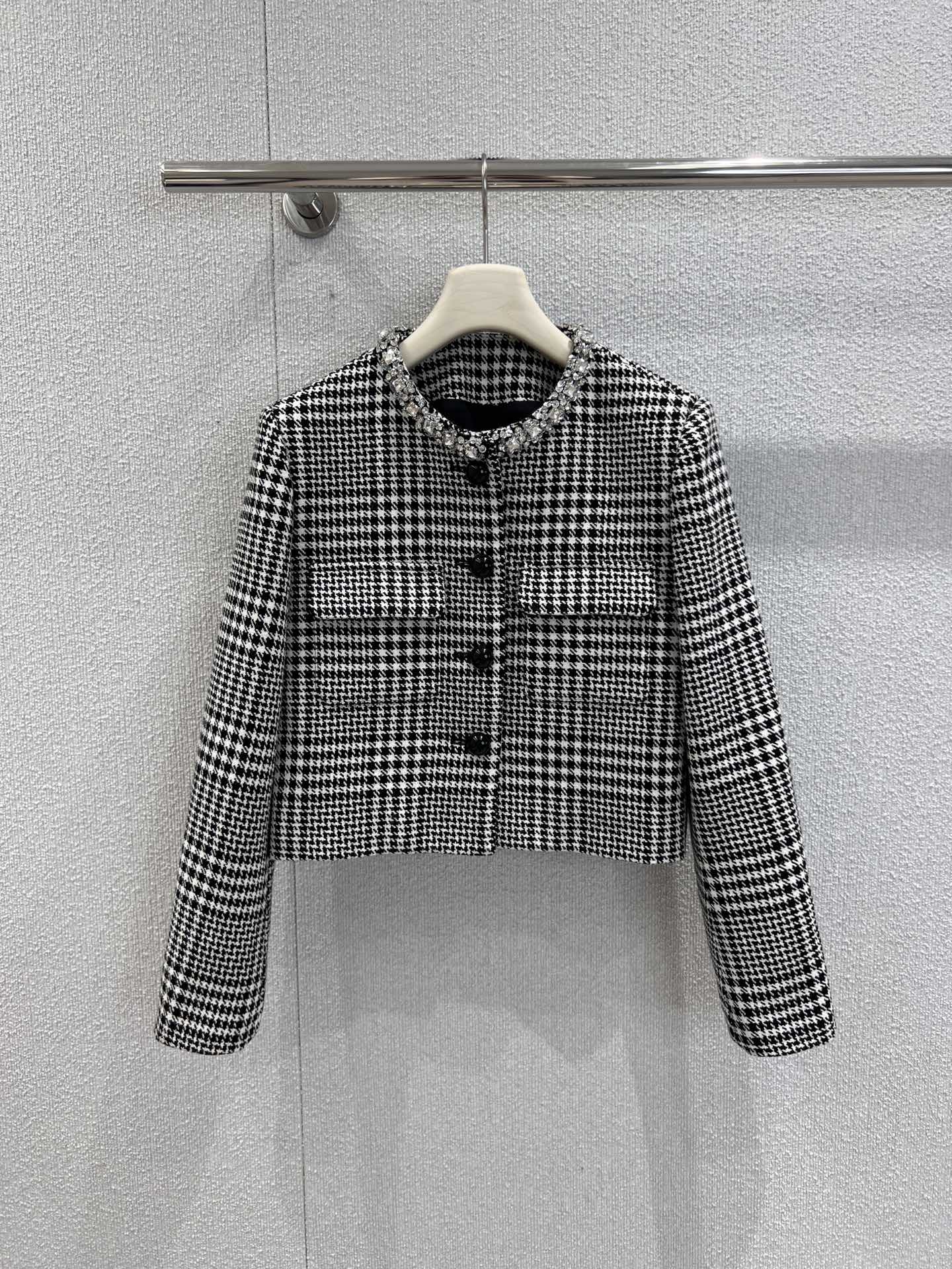 NO:568764,Supports exchange. Self-Portr*it 25Fw early autumn new style houndstooth diamond-embellished wool blended jacket丨Exclusive high-end version!  Selected wool blended material, which combines the soft warmth of wool with the stiff styling power of blended fabrics. The bright diamonds are hand-embedded at the neckline to create luxurious details with exquisite craftsmanship. The short waist silhouette modifies the body proportions and creates the golden dressing rule of 'short at the top and long at the bottom'. It is friendly to all body shapes and can be easily worn to create an elegant atmosphere. Ready-made S/M/L real shot details, jackets & coats, gold, alexander wang19860909支持换款 Self-Portr*it 25Fw早秋新款 千鸟格钻饰羊毛混纺外套丨独家高版出品！精选羊毛混纺材质,兼具羊毛的柔软保暖与混纺面料的挺括造型力,领口处手工镶嵌的璀璨钻饰,以精致工艺打造奢美细节,短款收腰廓形,修饰身材比例,打造“上短下长”的黄金穿搭法则,对各种身形都友好,轻松穿出优雅气场.现货发售S/M/L实拍细节图,,jackets & coats,gold,alexander wang,Women's clothing