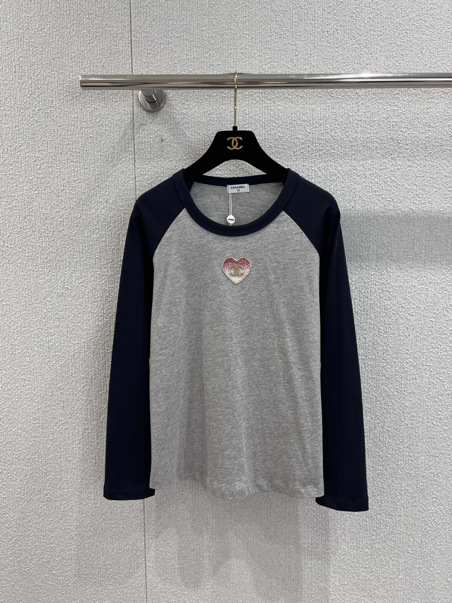 NO:569900,Support exchange Chane* 25Fw early autumn new love embroidered double C beaded round neck long-sleeved T-shirt丨Exclusive high-end version!  Selected skin-friendly cotton fabrics, soft, breathable and stiff; exquisite hemming on the collar and cuffs, retro raglan sleeves, and contrasting designs of black and white, gray and navy, not only modify the arm lines, but also inject retro vitality into the look. The slim-fitting but not tight tailoring is suitable for wearing alone or layered in early autumn!  Ready sale S/M/L real shot details, chanel, tees, t-shirt, alexander wang19860909支持换款Chane* 25Fw早秋新款 爱心刺绣双C钉珠圆领长袖T恤丨独家高版出品！精选亲肤棉感面料,柔软透气兼具挺括度；领口、袖口的精致包边,复古插肩袖版型,黑与白、灰与藏蓝的撞色设计,既修饰手臂线条,又为造型注入复古活力.修身不紧身的剪裁,适配早秋单穿或叠穿！现货发售S/M/L实拍细节图,,chanel,tees，t-shirt,alexander wang,Women's clothing