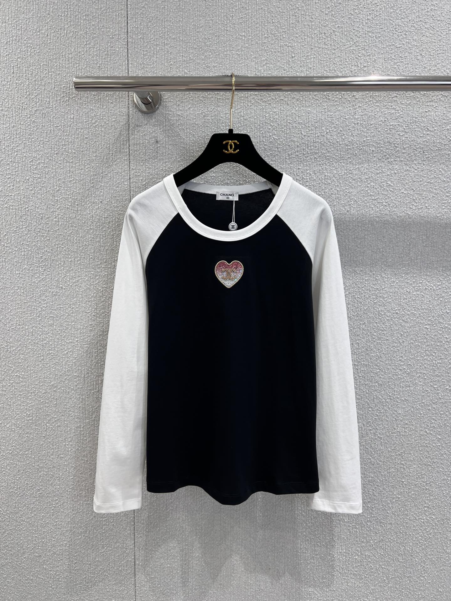 NO:569888,Support exchange Chane* 25Fw early autumn new love embroidered double C beaded round neck long-sleeved T-shirt丨Exclusive high-end version!  Selected skin-friendly cotton fabrics, soft, breathable and stiff; exquisite hemming on the collar and cuffs, retro raglan sleeves, and contrasting designs of black and white, gray and navy, not only modify the arm lines, but also inject retro vitality into the look. The slim-fitting but not tight tailoring is suitable for wearing alone or layered in early autumn!  Ready sale S/M/L real shot details, chanel, tees, t-shirt, alexander wang19860909支持换款Chane* 25Fw早秋新款 爱心刺绣双C钉珠圆领长袖T恤丨独家高版出品！精选亲肤棉感面料,柔软透气兼具挺括度；领口、袖口的精致包边,复古插肩袖版型,黑与白、灰与藏蓝的撞色设计,既修饰手臂线条,又为造型注入复古活力.修身不紧身的剪裁,适配早秋单穿或叠穿！现货发售S/M/L实拍细节图,,chanel,tees，t-shirt,alexander wang,Women's clothing