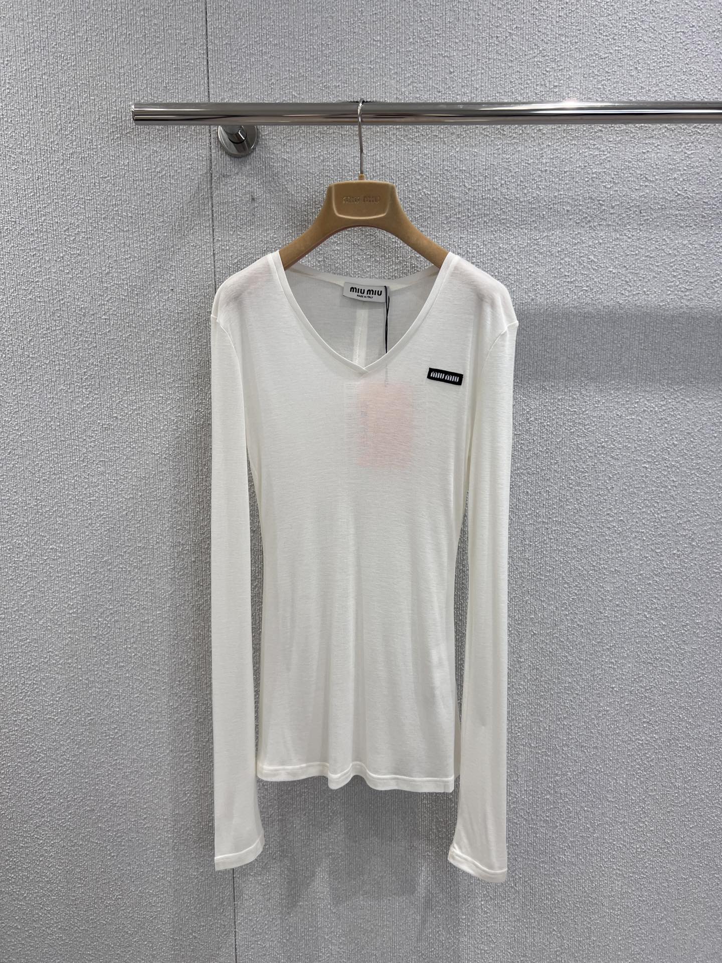 NO:568742,Support exchange MiuMi* 25FW early autumn new micro-label V-neck Tencel wool long-sleeved T-shirt base layer | Exclusive high-end version!  Selected skin-friendly and breathable Tencel wool fabric, soft and delicate to the touch, fits the skin without any sense of restraint when worn. The deep V-neck cleverly modifies the neck line, low-key micro logo on the chest, and the extra-long sleeve design can be naturally pleated, creating a casual and lazy dressing tone, while also providing  The cool weather in early autumn provides just the right amount of warmth. It is also a fashion key to unlocking 'basic styles with a high-end feel'. Ready-made S/M/L real-shot detailed pictures, miumiu, tees, t-shirt, alexander  wang19860909支持换款 MiuMi* 25FW早秋新款 微标V领天丝羊毛长袖T恤打底衫丨独家高版出品！精选亲肤透气的天丝羊毛面料,触感柔软细腻,穿着时贴合肌肤却毫无束缚感.深V领型巧妙修饰颈部线条,胸前低调的微标,超长袖设计可自然堆褶,打造随性慵懒的穿搭腔调,同时为早秋微凉天气提供恰到好处的保暖.更是一把解锁“基础款穿出高级感”的时尚密钥.现货发售S/M/L实拍细节图,,miumiu,tees，t-shirt,alexander wang,Women's clothing