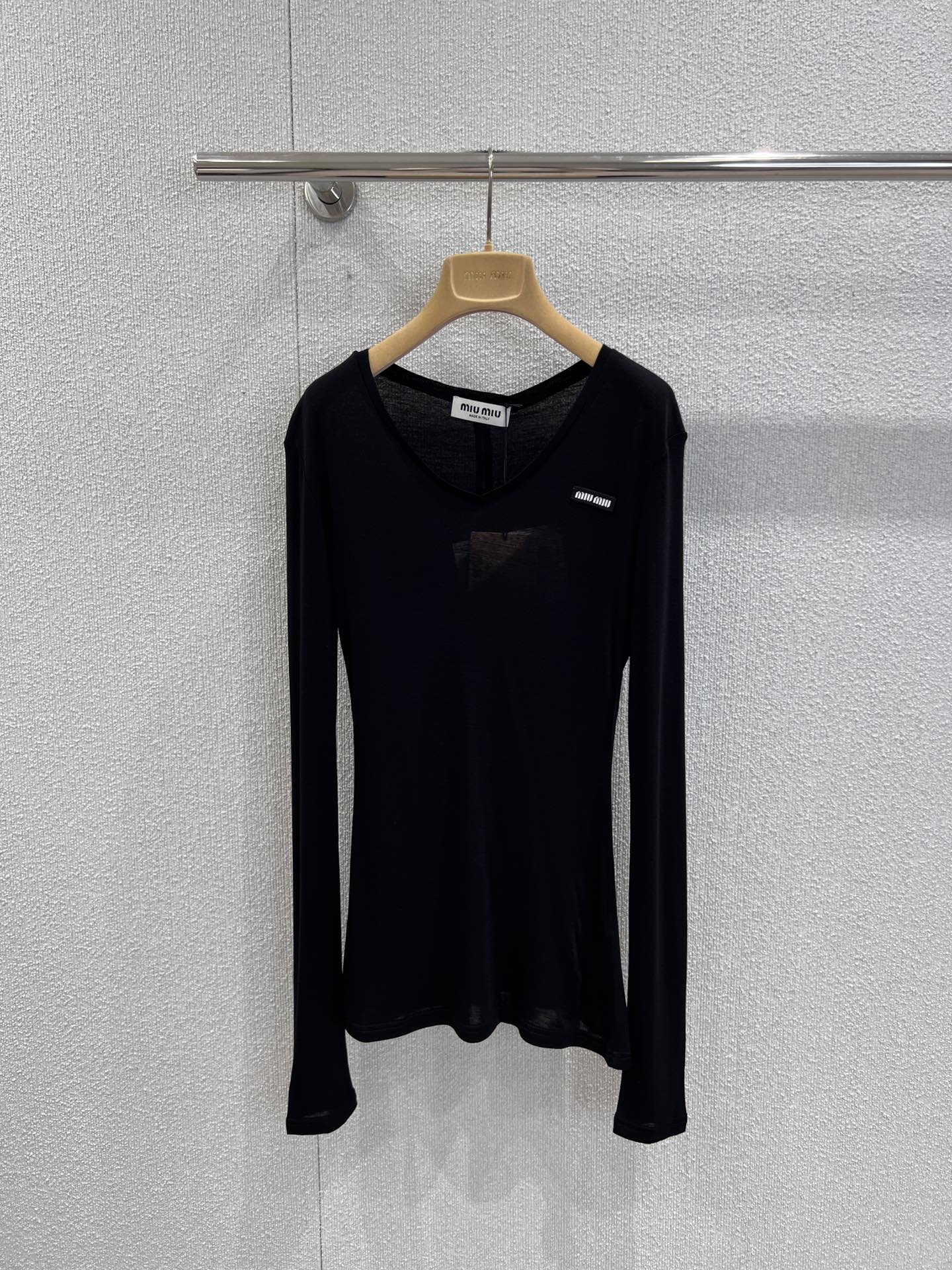 NO:568775,Support exchange MiuMi* 25FW early autumn new micro-label V-neck Tencel wool long-sleeved T-shirt base layer | Exclusive high-end version!  Selected skin-friendly and breathable Tencel wool fabric, soft and delicate to the touch, fits the skin without any sense of restraint when worn. The deep V-neck cleverly modifies the neck line, low-key micro logo on the chest, and the extra-long sleeve design can be naturally pleated, creating a casual and lazy dressing tone, while also providing  The cool weather in early autumn provides just the right amount of warmth. It is also a fashion key to unlocking 'basic styles with a high-end feel'. Ready-made S/M/L real-shot detailed pictures, miumiu, tees, t-shirt, alexander  wang19860909支持换款 MiuMi* 25FW早秋新款 微标V领天丝羊毛长袖T恤打底衫丨独家高版出品！精选亲肤透气的天丝羊毛面料,触感柔软细腻,穿着时贴合肌肤却毫无束缚感.深V领型巧妙修饰颈部线条,胸前低调的微标,超长袖设计可自然堆褶,打造随性慵懒的穿搭腔调,同时为早秋微凉天气提供恰到好处的保暖.更是一把解锁“基础款穿出高级感”的时尚密钥.现货发售S/M/L实拍细节图,,miumiu,tees，t-shirt,alexander wang,Women's clothing