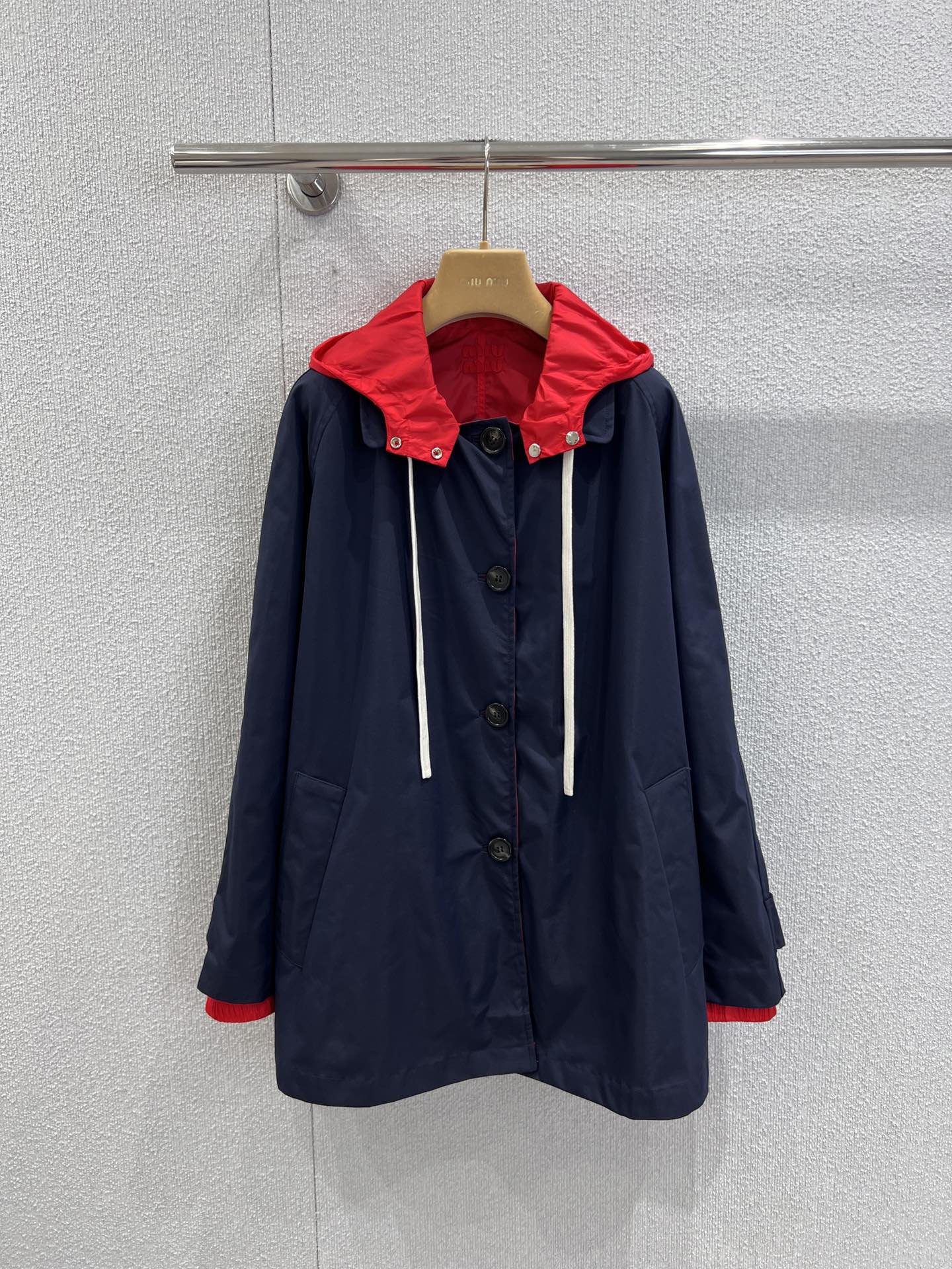 NO:568736,Support exchange MiuMi* 2025FW early autumn new style double-sided contrasting color stitching hooded windbreaker jacket丨Exclusively developed by yb!  High quality production!  Selected high-quality windproof fabrics and double-sided weaving technology ensure excellent stiffness and drape when worn on both sides. The hooded design is integrated with the windbreaker silhouette, breaking the stereotype of the traditional windbreaker and adding a casual and casual feel. The details of the hood rope and placket are spliced, allowing you to switch between the two styles at will. The navy blue side is calm and elegant, suitable for the sophistication of urban commuting; the red side is energetic and eye-catching, lighting up the fashion focus of early autumn streets. Same style for men and women.  Ready sale S/M/L real shot details,,miumiu,jackets & coats,hats,alexander wang19860909支持换款 MiuMi* 2025FW早秋新款 双面穿撞色拼接连帽风衣外套丨独家yb开发！高版出品！精选高品质防风面料,双面织造工艺确保两面穿着都具备绝佳的挺括度与垂坠感.连帽设计融合风衣廓形,打破传统风衣的刻板印象,增添休闲随性感.帽绳、衣襟的细节拼接,两种风格随心切换.藏蓝面沉稳大气,适配都市通勤的干练；红色面活力吸睛,点亮早秋街头的时尚焦点.男女同款 现货发售S/M/L实拍细节图,,miumiu,jackets & coats,hats,alexander wang,Women's clothing