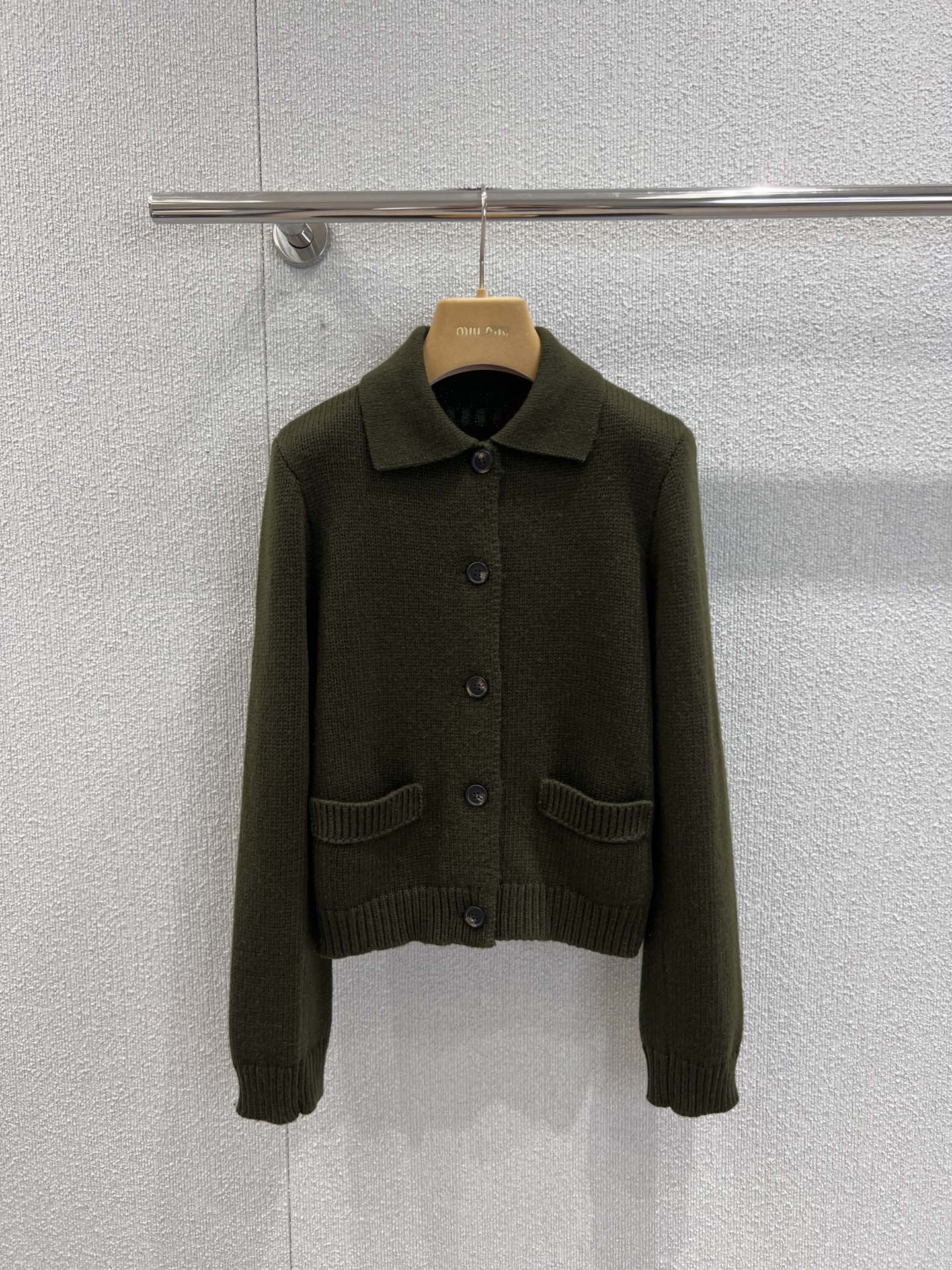 NO:568752,Support exchange MiuMi* 25FW autumn and winter show style lapel wool knitted cardigan丨Exclusively developed by yb!  High quality production!  Selected high-quality wool fabrics with fine and tight weaving, which not only retains the softness and warmth of wool, but also present a crisp silhouette. The retro-style buttons are neatly arranged and harmoniously echo the color of the body; the symmetrical pocket design is both practical and decorative, adding a retro level of detail to the overall look. Ready-made S/M/L real shot details, miumiu, alexander wang19860909支持换款 MiuMi* 25FW秋冬秀款 翻领羊毛针织开衫丨独家yb开发！高版出品！精选高品质羊毛面料,织法细腻紧密,既保有羊毛的柔软保暖性,又呈现出挺括的廓形感.复古风纽扣排列整齐,与衣身色调和谐呼应；对称口袋设计兼具实用性与装饰性,为整体造型增添复古细节层次.现货发售S/M/L实拍细节图,,miumiu,alexander wang,Women's clothing