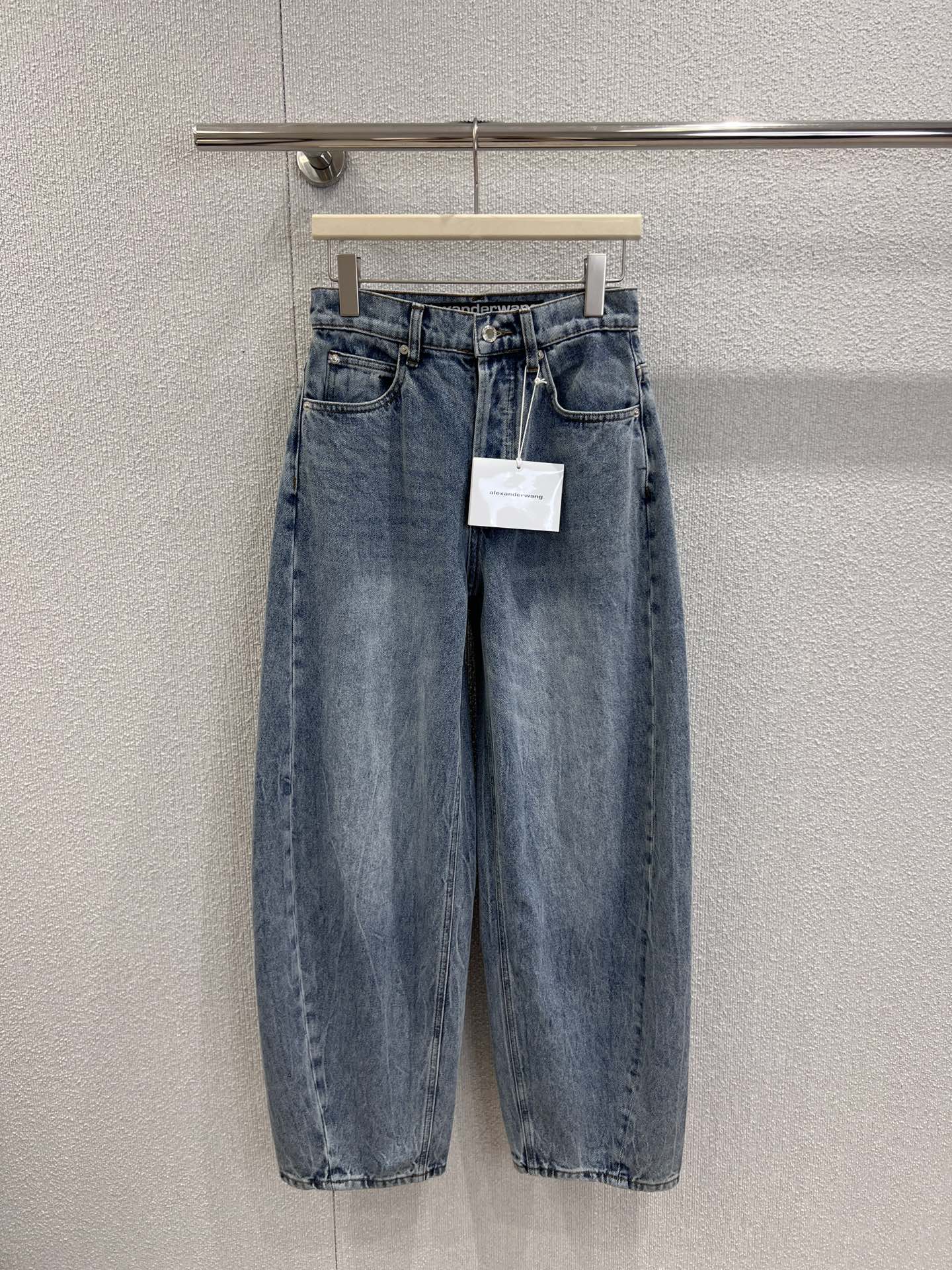 NO:568804,Supports exchange of Alexander*r Wang 25Fw autumn and winter new style scimitar wide-leg pants with hot diamond letters on the back pocket丨Exclusive high-end version!  The brand's iconic cool style is interpreted with distressed denim denim. The most eye-catching is the rhinestoned lettering detail on the back pocket. The high-waist scimitar version has the visual magic of two-meter-long legs. The loose wide-leg design bursts out cool tension in the casualness, and it is full of uninhibited aura when walking. Real-time details of S/M/L on sale, alexander wang19860909支持换款 Alexand*r Wang 25Fw秋冬新款 后袋字母烫钻弯刀阔腿裤丨独家高版出品！以做旧牛仔单宁演绎品牌标志性的酷飒风格,最吸睛的当属后袋字母烫钻细节,高腰弯刀版型自带腿长两米的视觉魔法,宽松阔腿设计在随性中迸发潮酷张力,行走间尽是不羁气场.现货发售S/M/L实拍细节图,,alexander wang,Women's clothing