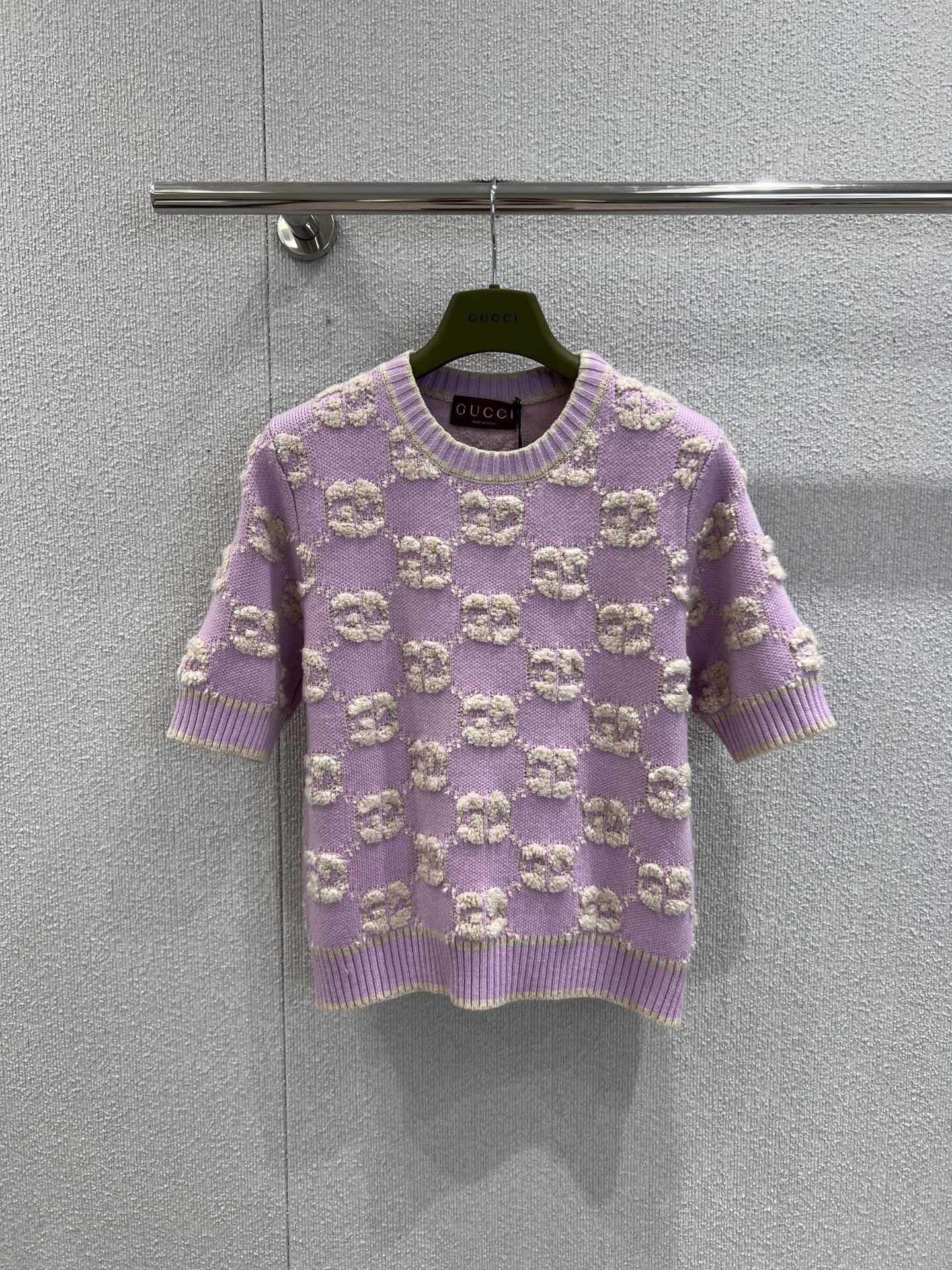 NO:570757,Support Gucc* 25Fw early autumn new GG jacquard knitted short-sleeved top | Exclusive high-end version!  The three-dimensional jacquard process is used to create the full GG logo. Every texture is full and three-dimensional, making the retro jacquard glow with sweet and cool vitality in early autumn. The short slim silhouette accurately matches the rhythm of early autumn wear. It can be worn alone to highlight the waistline, or layered in suits and denim jackets, injecting the soft layer of knitting into the look. Looks and texture are both online!  Ready sale S/M/L real shot details,,gucci,jackets & coats,T-shirt,business suit,alexander wang19860909支持换款 Gucc* 25Fw早秋新款 GG提花针织短袖上衣丨独家高版出品！采用立体提花工艺打造满幅GG标识,每一处纹理都饱满立体,让复古提花在早秋焕发出甜酷活力,短款修身廓形精准拿捏早秋穿搭节奏,既能单穿凸显腰线,又能叠穿在西装、牛仔外套内,为造型注入针织的柔软层次.颜值与质感双在线！现货发售S/M/L实拍细节图,,gucci,jackets & coats,T-shirt,business suit,alexander wang,Women's clothing