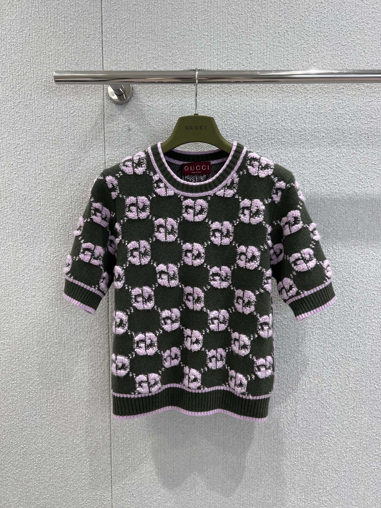 NO:570747,Support Gucc* 25Fw early autumn new GG jacquard knitted short-sleeved top | Exclusive high-end version!  The three-dimensional jacquard process is used to create the full GG logo. Every texture is full and three-dimensional, making the retro jacquard glow with sweet and cool vitality in early autumn. The short slim silhouette accurately matches the rhythm of early autumn wear. It can be worn alone to highlight the waistline, or layered in suits and denim jackets, injecting the soft layer of knitting into the look. Looks and texture are both online!  Ready sale S/M/L real shot details,,gucci,jackets & coats,T-shirt,business suit,alexander wang19860909支持换款 Gucc* 25Fw早秋新款 GG提花针织短袖上衣丨独家高版出品！采用立体提花工艺打造满幅GG标识,每一处纹理都饱满立体,让复古提花在早秋焕发出甜酷活力,短款修身廓形精准拿捏早秋穿搭节奏,既能单穿凸显腰线,又能叠穿在西装、牛仔外套内,为造型注入针织的柔软层次.颜值与质感双在线！现货发售S/M/L实拍细节图,,gucci,jackets & coats,T-shirt,business suit,alexander wang,Women's clothing