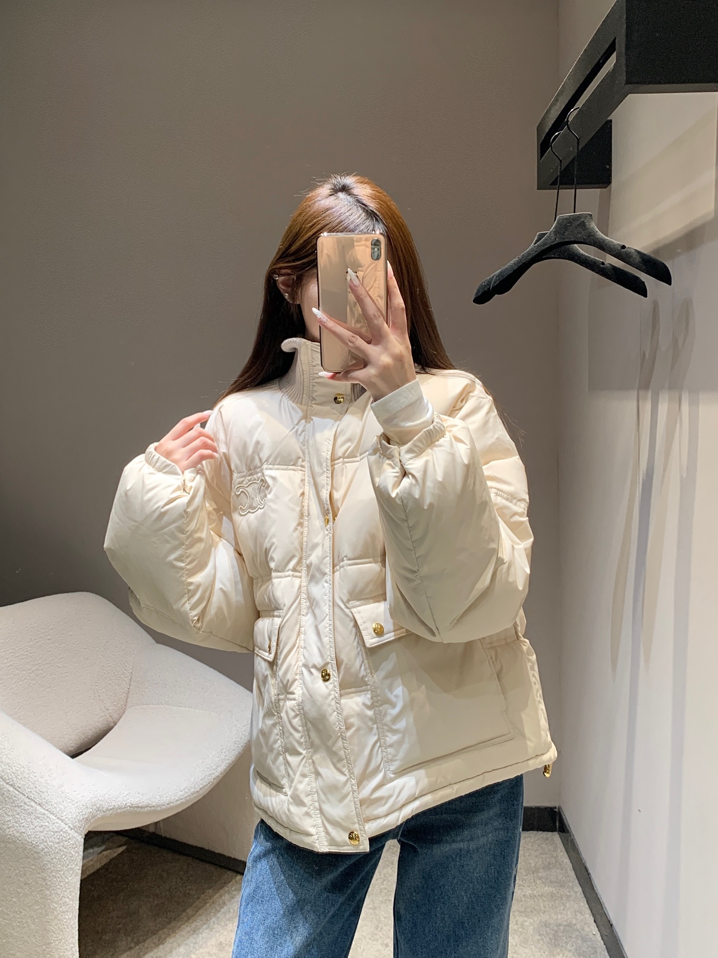 NO:568770,Celin* 25Fw new autumn and winter wool collar Arc de Triomphe down jacket | Exclusive high-end version!  The neckline is made of fine wool, which is soft and skin-friendly. It is filled with high-fill down, which is fluffy and plump but not bloated. The multi-color + short cut is neat and tall, and modifies the body proportions. The large pocket design is both practical and stylish, allowing the perfect integration of 'wearing functionality' and 'visual aesthetics'. Ready for sale S/M/L,,celine,jackets & coats,down jacket,alexander wang19860909Celin* 25Fw秋冬新款 羊毛领凯旋门羽绒服外套丨独家高版出品！甄选细腻羊毛打造领口,触感柔软亲肤,采用高蓬松度羽绒填充,蓬松饱满却不显臃肿,多元色彩+短款剪裁利落显高,修饰身材比例；大口袋设计兼具实用性与造型感,让“穿搭功能性”与“视觉美学”完美融合.现货发售S/M/L,,celine,jackets & coats,down jacket,alexander wang,Women's clothing